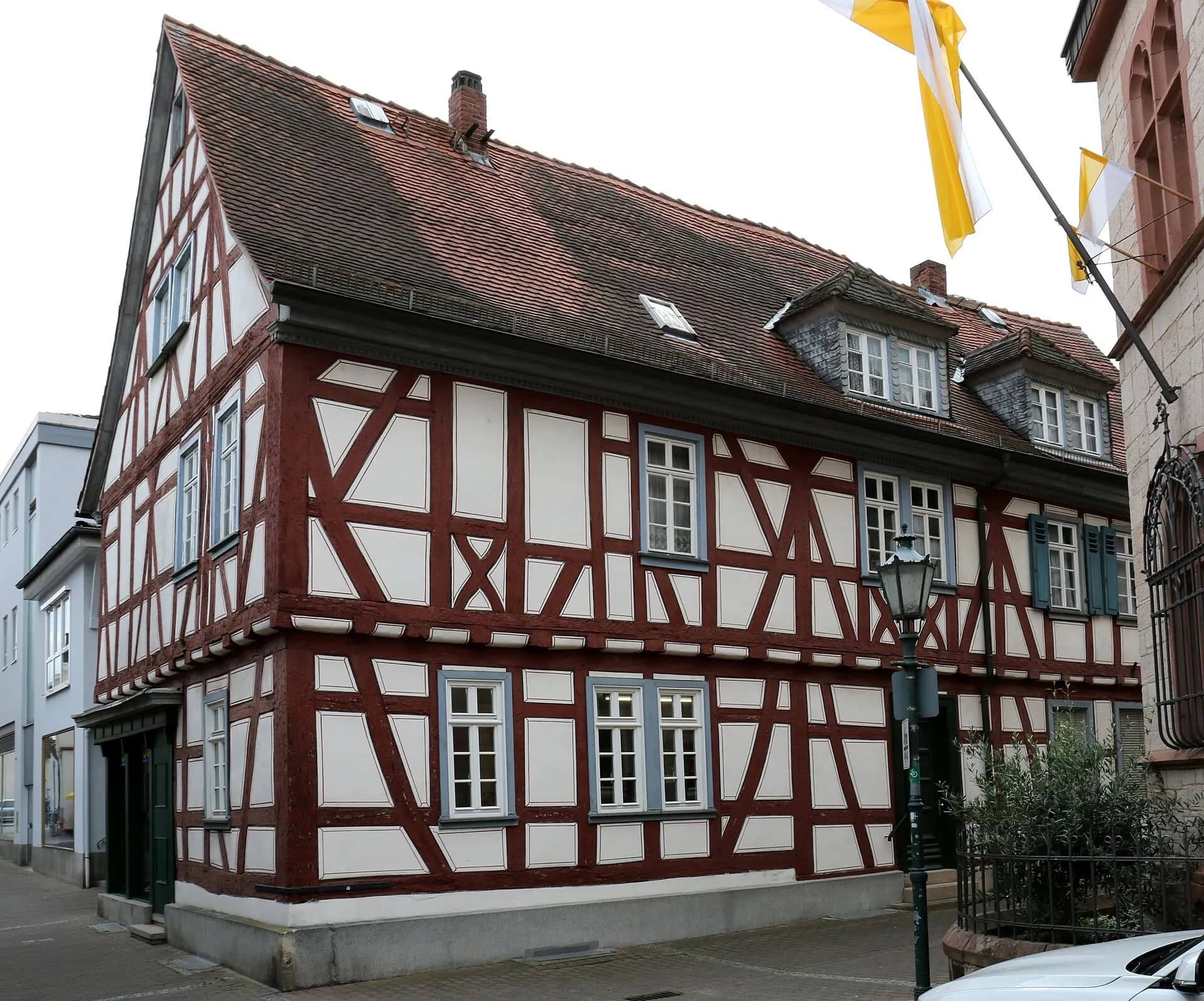 Fachwerkfassade des ehemaligen Schulhauses in Dieburg