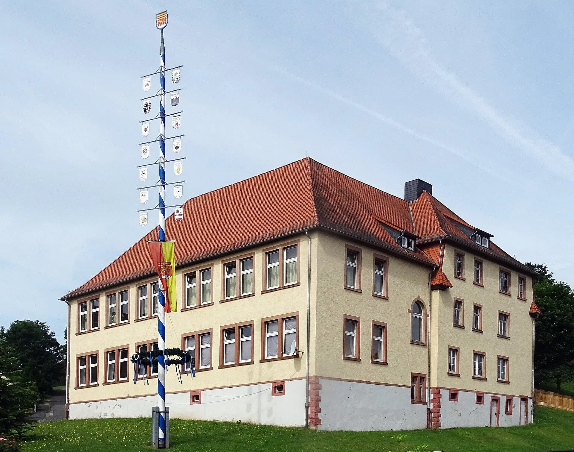 Altes Schulhaus mit Maibaum in Krombach
