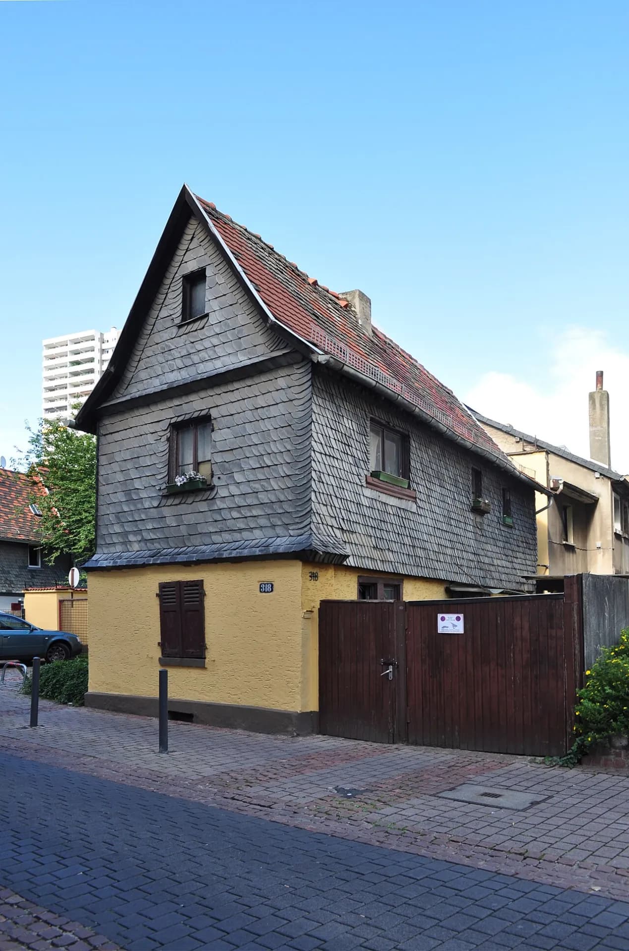Altes verschiefertes Wohnhaus an der Berger Straße in Frankfurt Bornheim