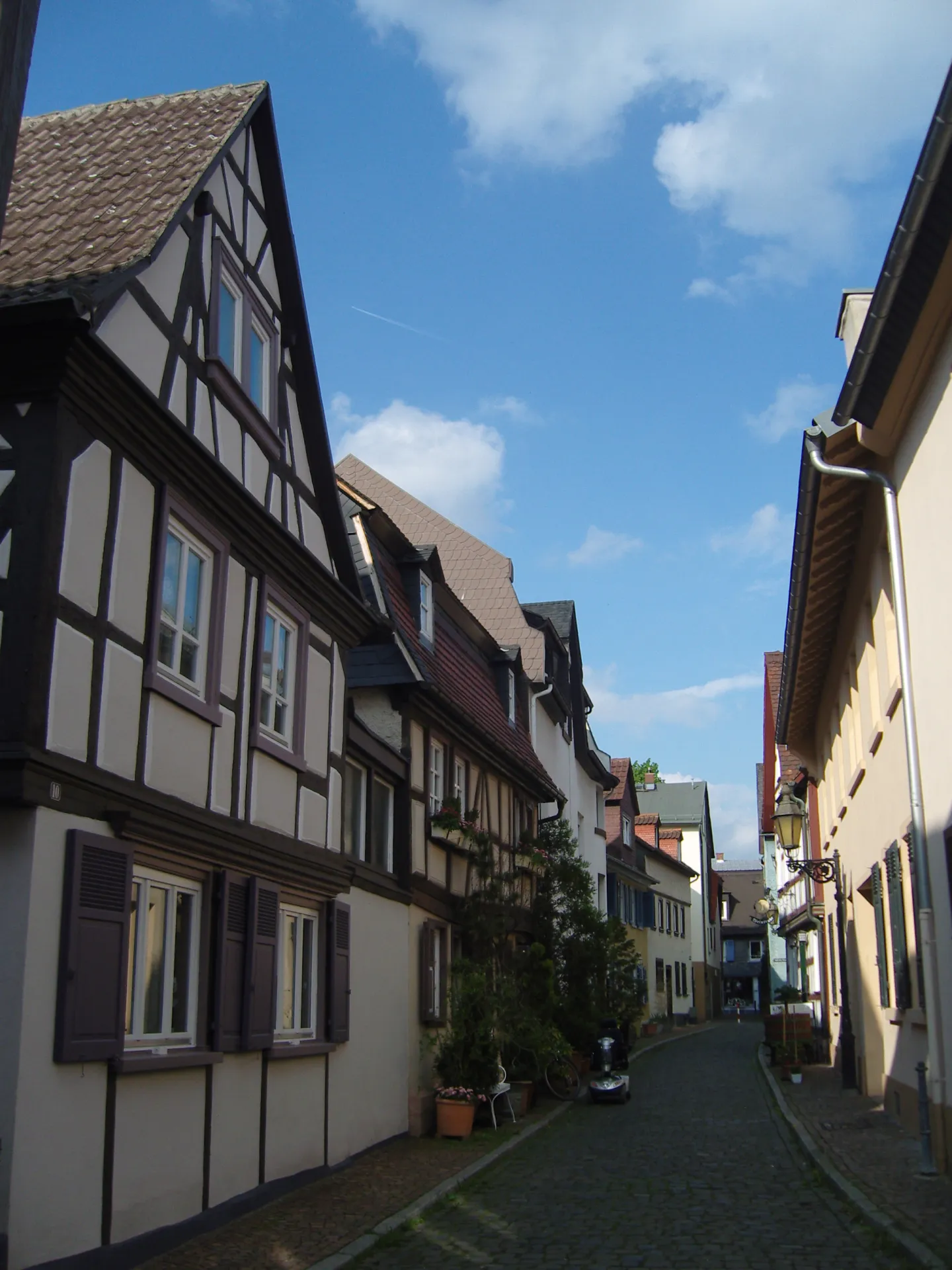 Kopfsteingepflasterte Altstadtgasse in Frankfurt Höchst
