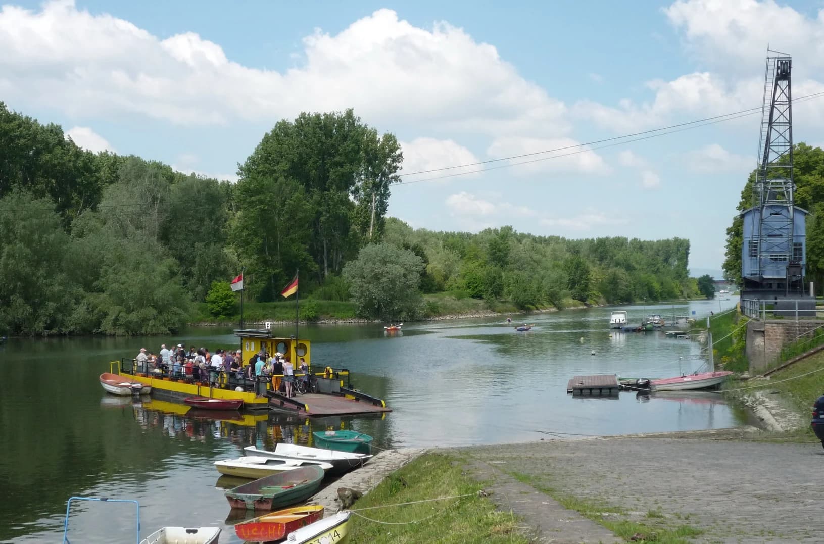 Altrheinfähre am Anleger in Ginsheim