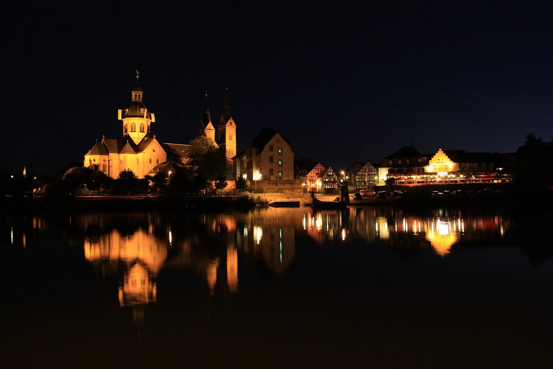 Beleuchtete Altstadt am Main bei Nacht in Seligenstadt