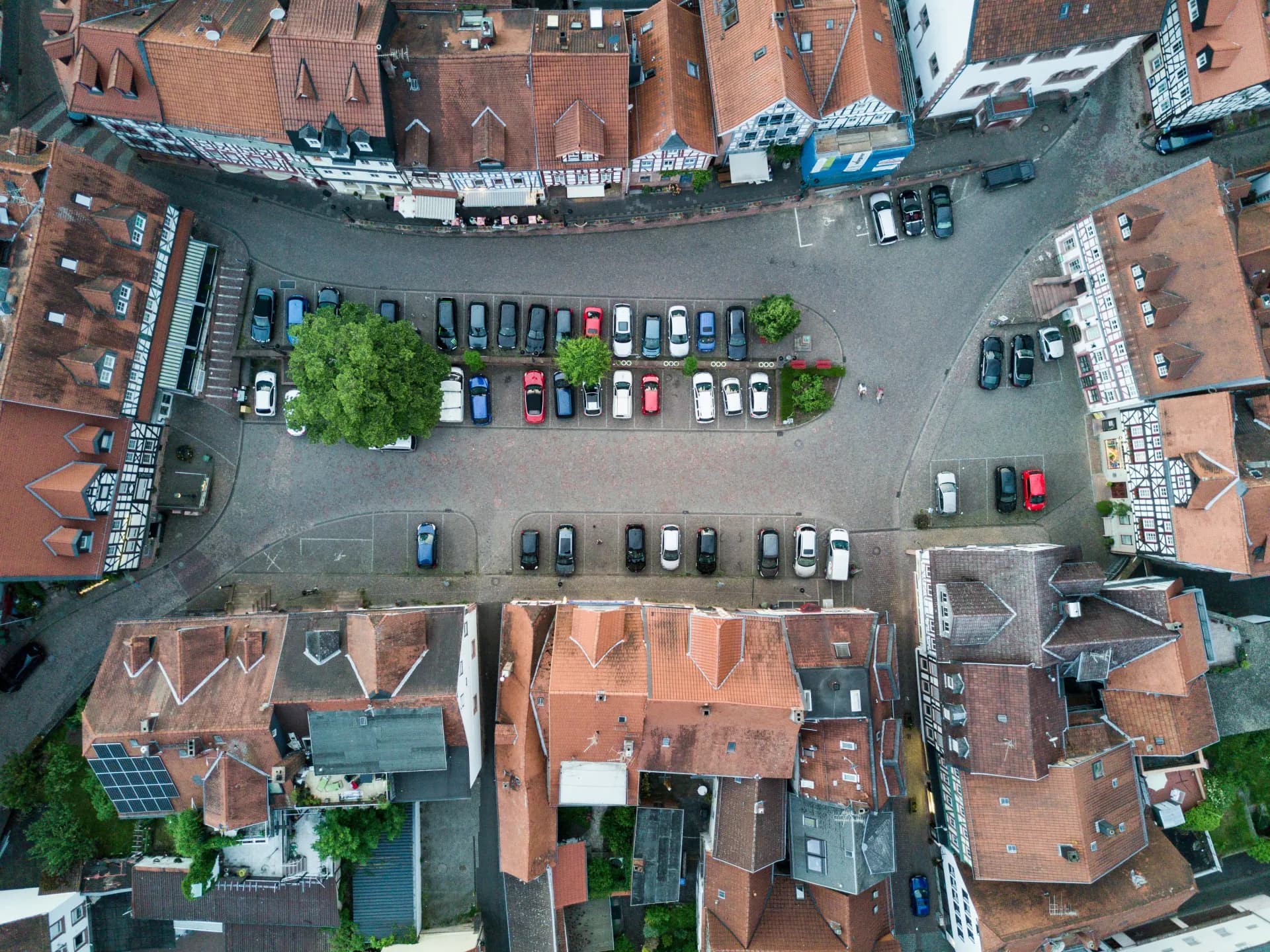 Luftbild über die Dächer und den Marktplatz der Altstadt von Gelnhausen