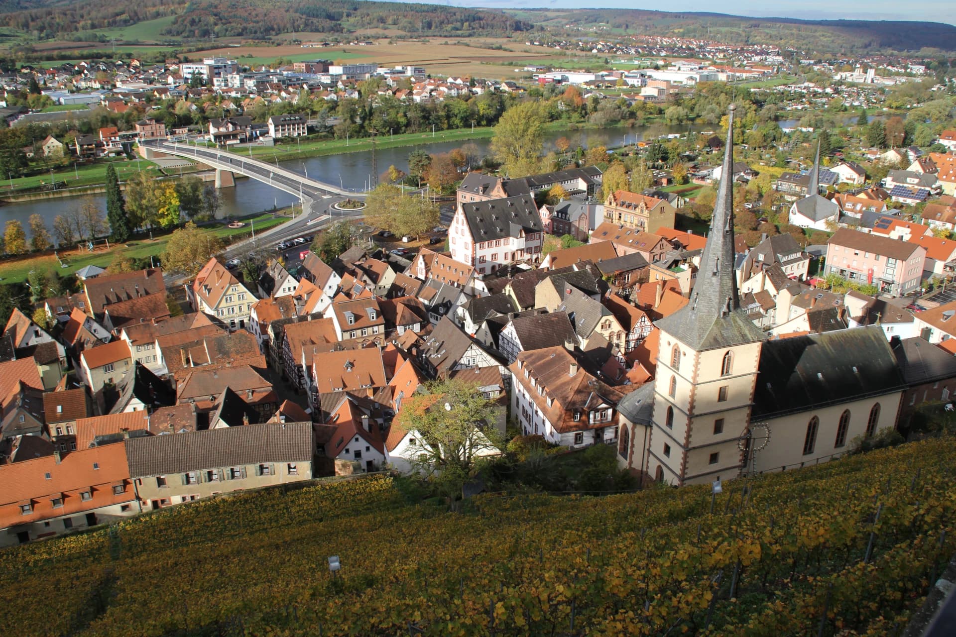 Herbstlicher Blick über die Altstadt zur Mainbrücke in Klingenberg am Main