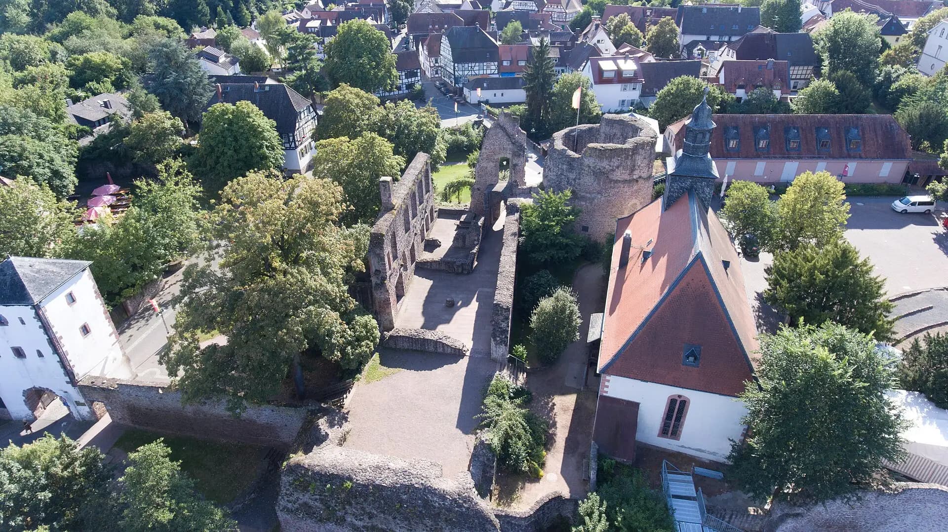 Luftbild der Altstadt mit Burgruine in Dreieich-Dreieichenhain