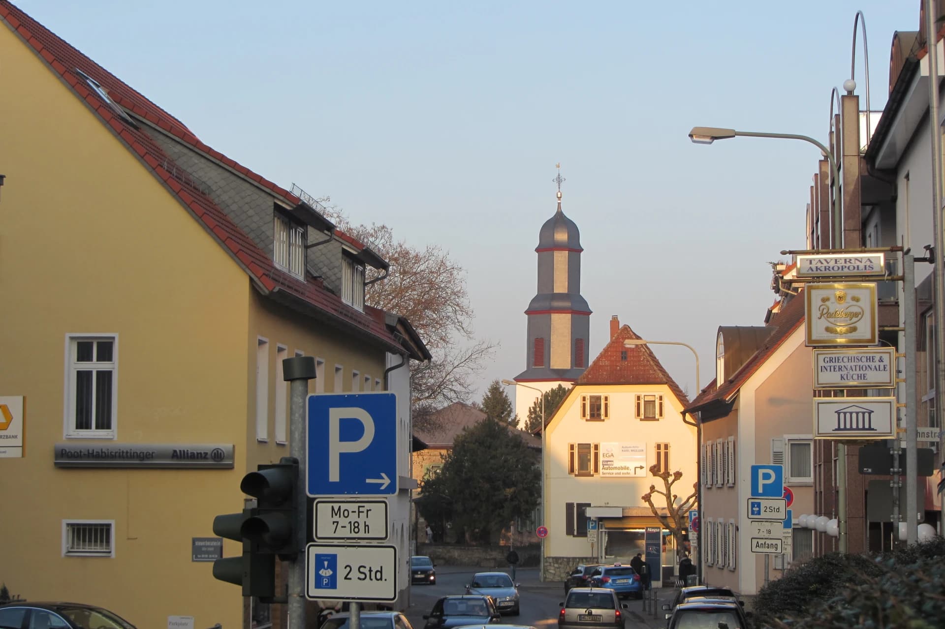 Altstadt von Eschborn mit Kirchturm