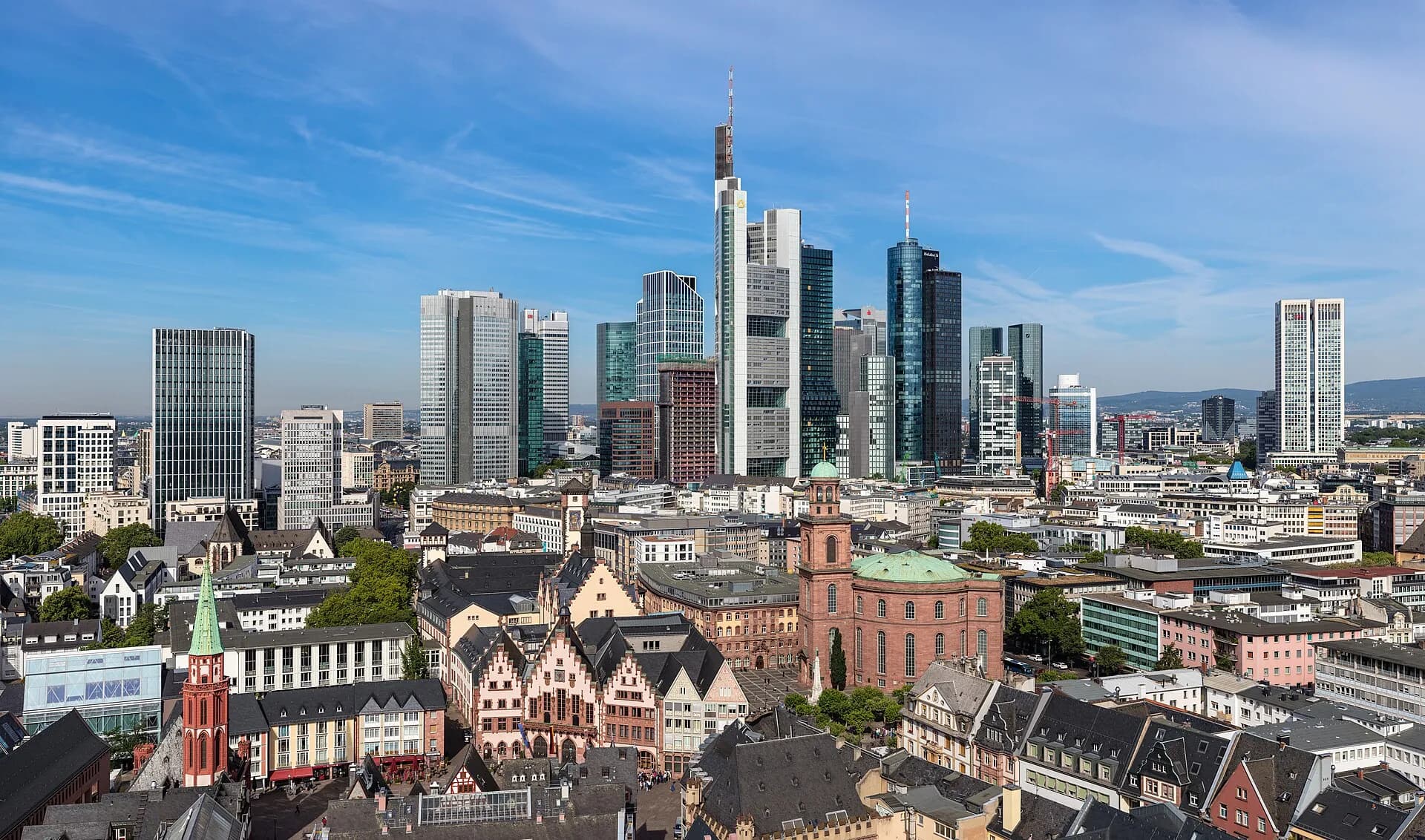 Frankfurter Altstadt vor der Skyline