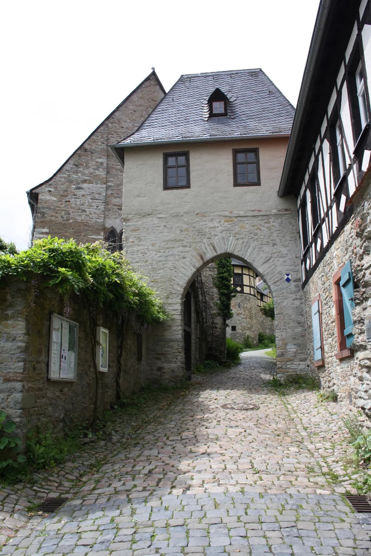 Torbogen zur Burg in der Altstadt von Kronberg im Taunus