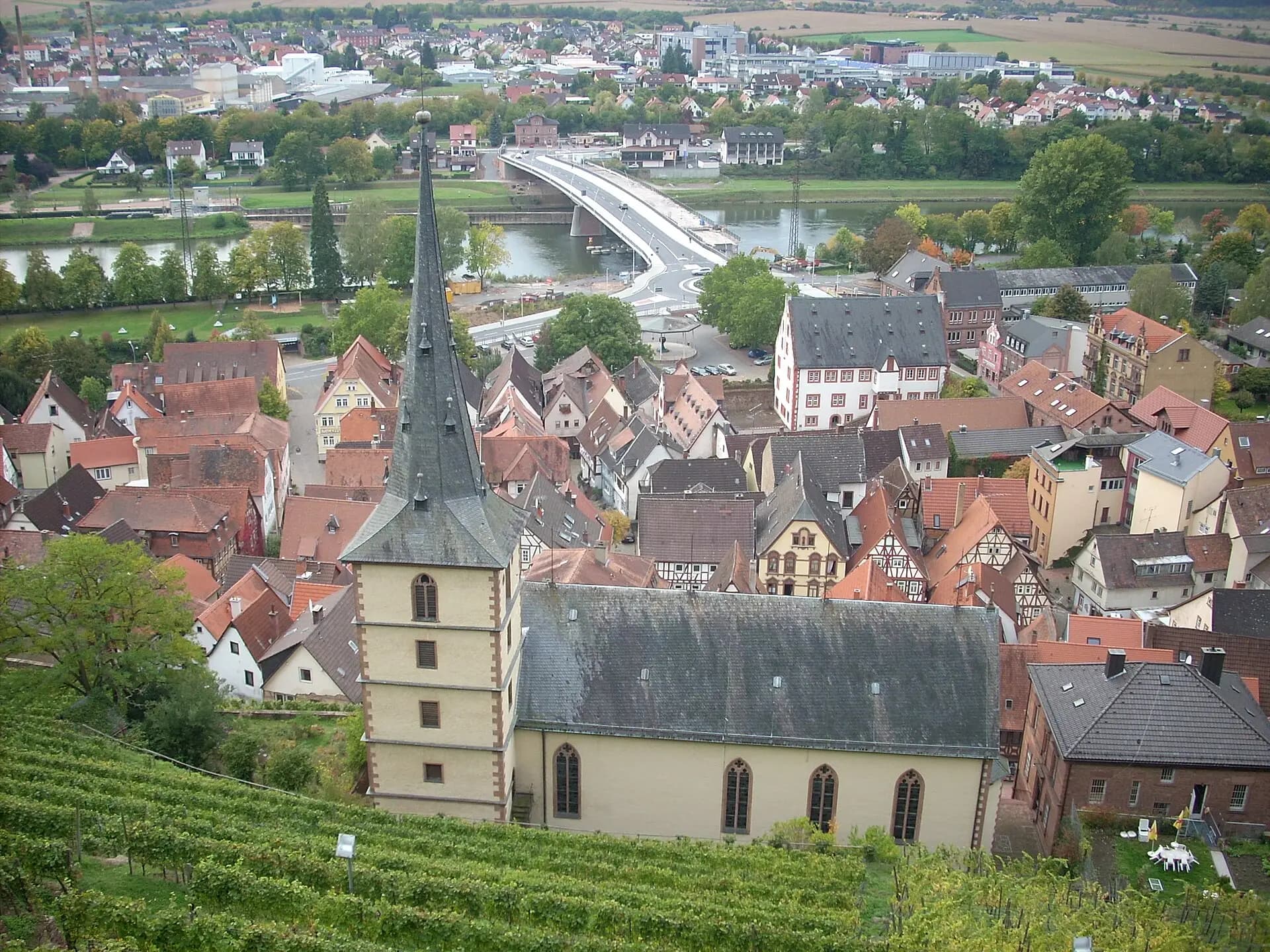 Blick über die Weinberge auf die Altstadt und die Mainbrücke in Klingenberg am Main