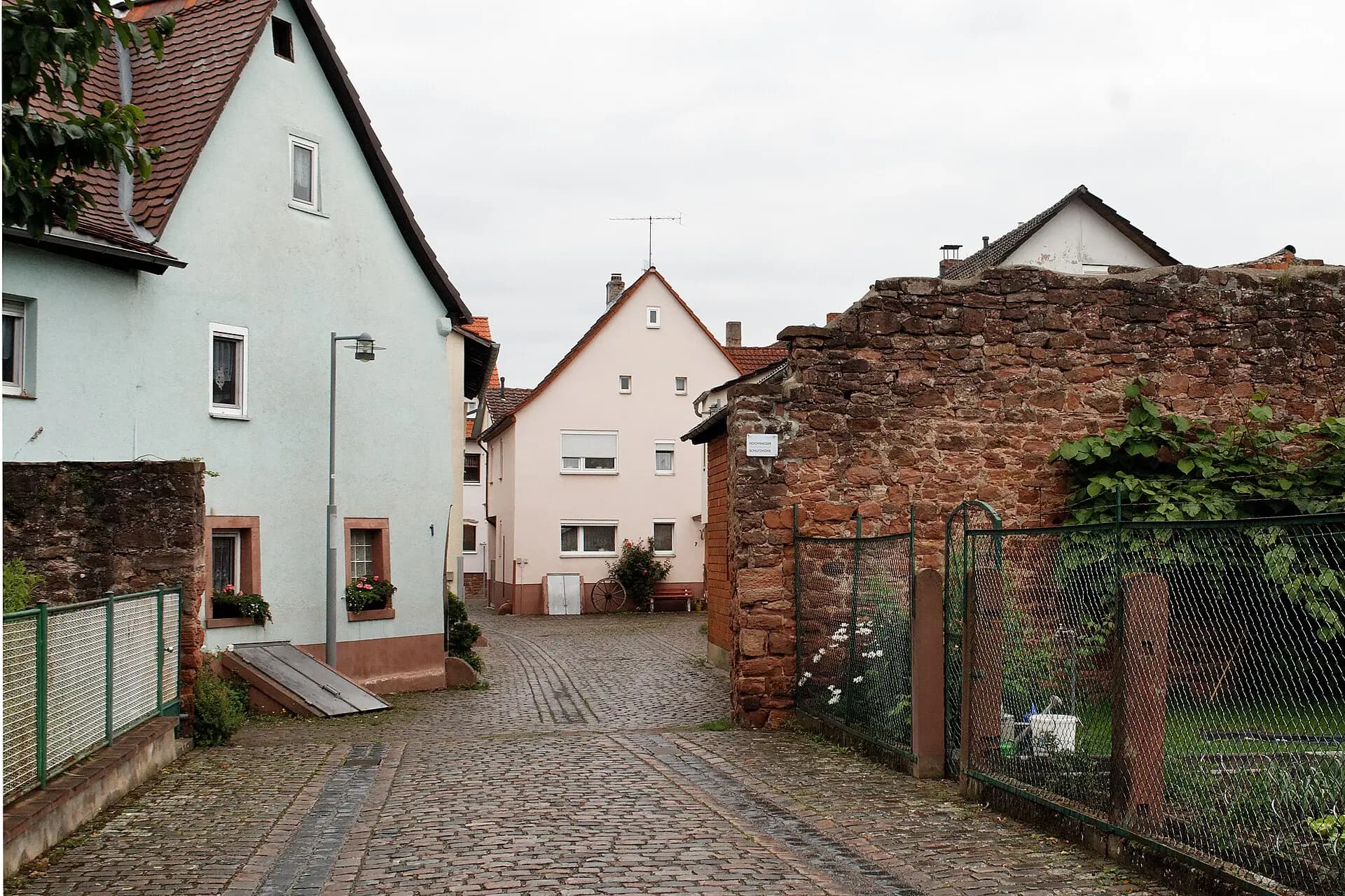 Gasse entlang der Stadtmauer in Wörth am Main