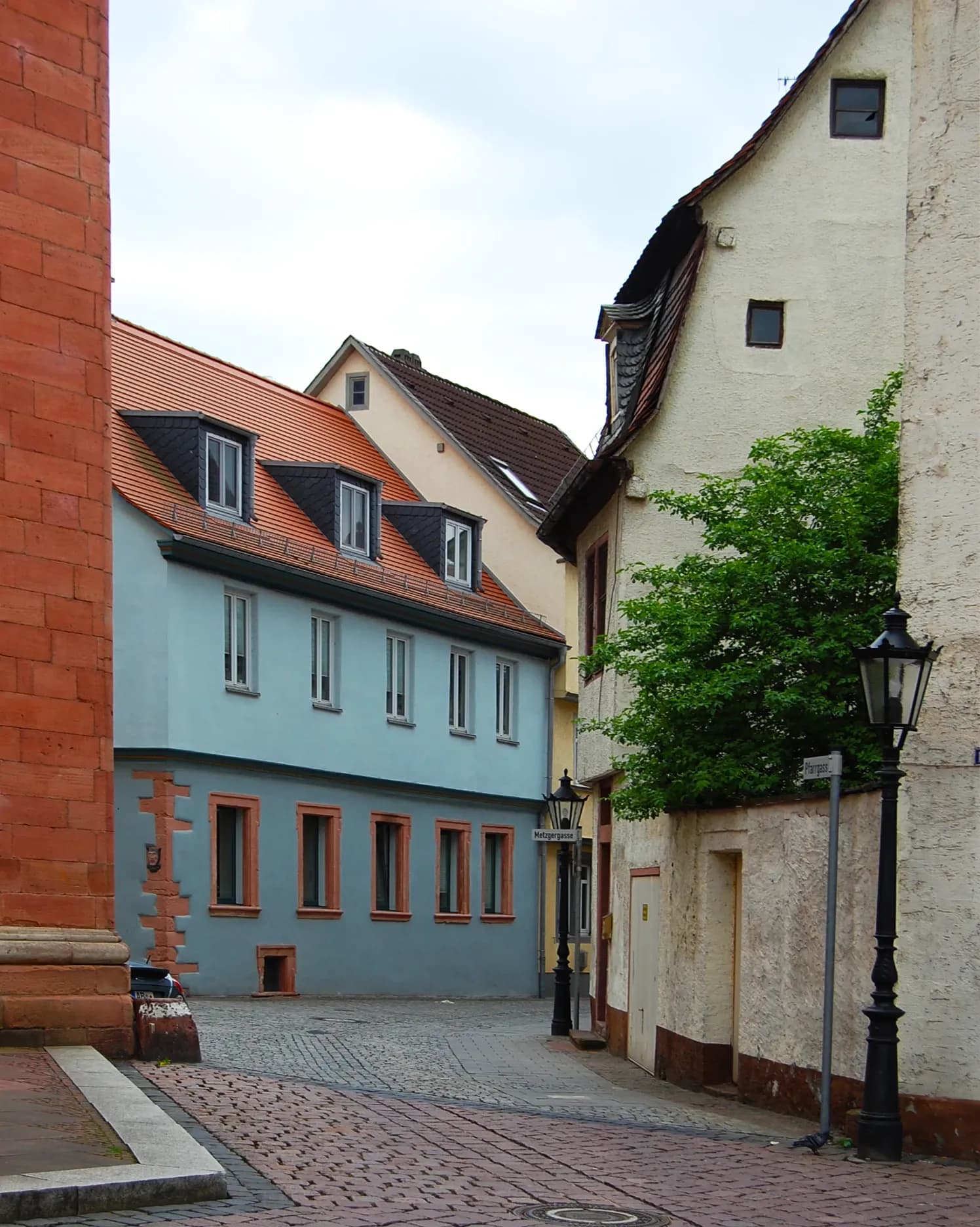 Altstadtgasse mit blauem Haus in Aschaffenburg