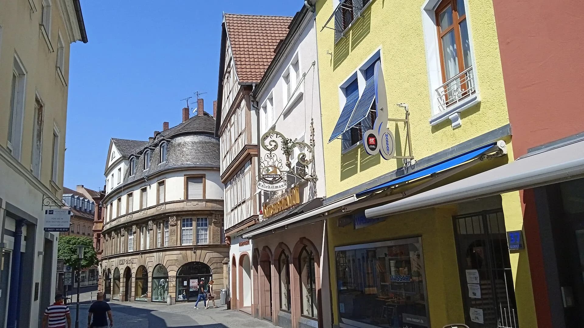 Bunte Häuserzeile in einer Altstadtgasse in Aschaffenburg
