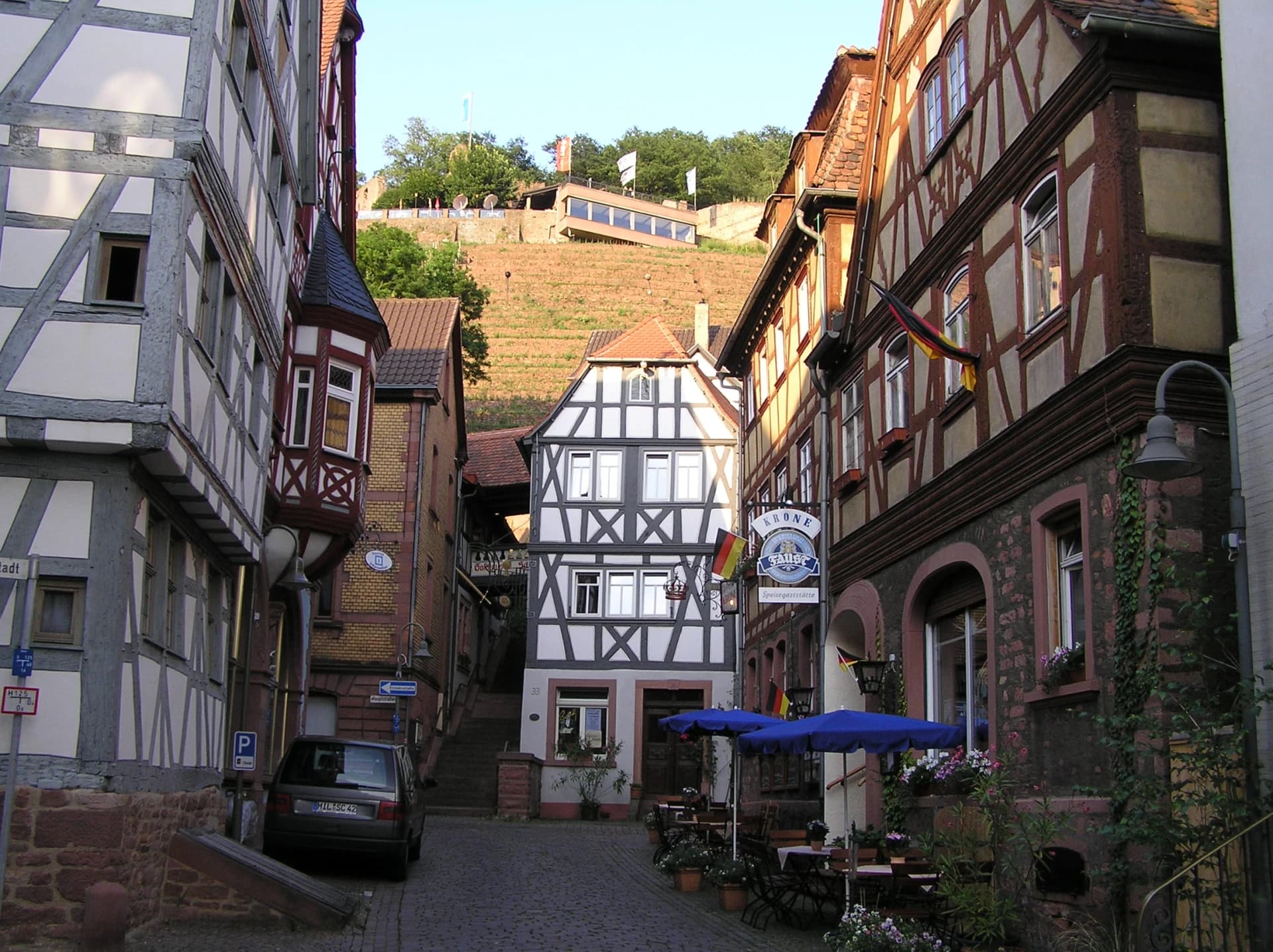 Fachwerkgasse in der Altstadt mit Blick zur Clingenburg in Klingenberg am Main