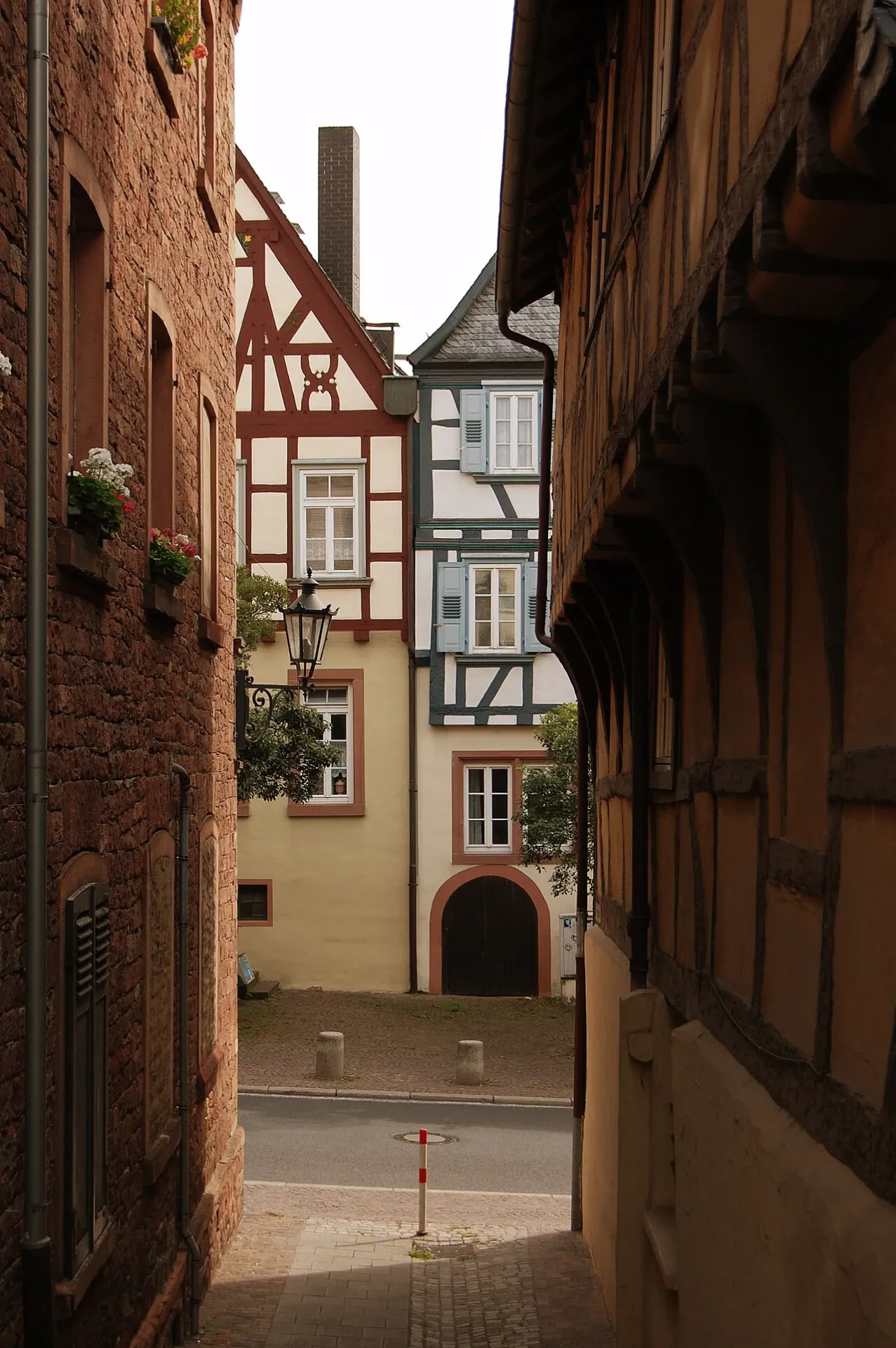 Enge Altstadtgasse mit Fachwerkhäusern in Aschaffenburg