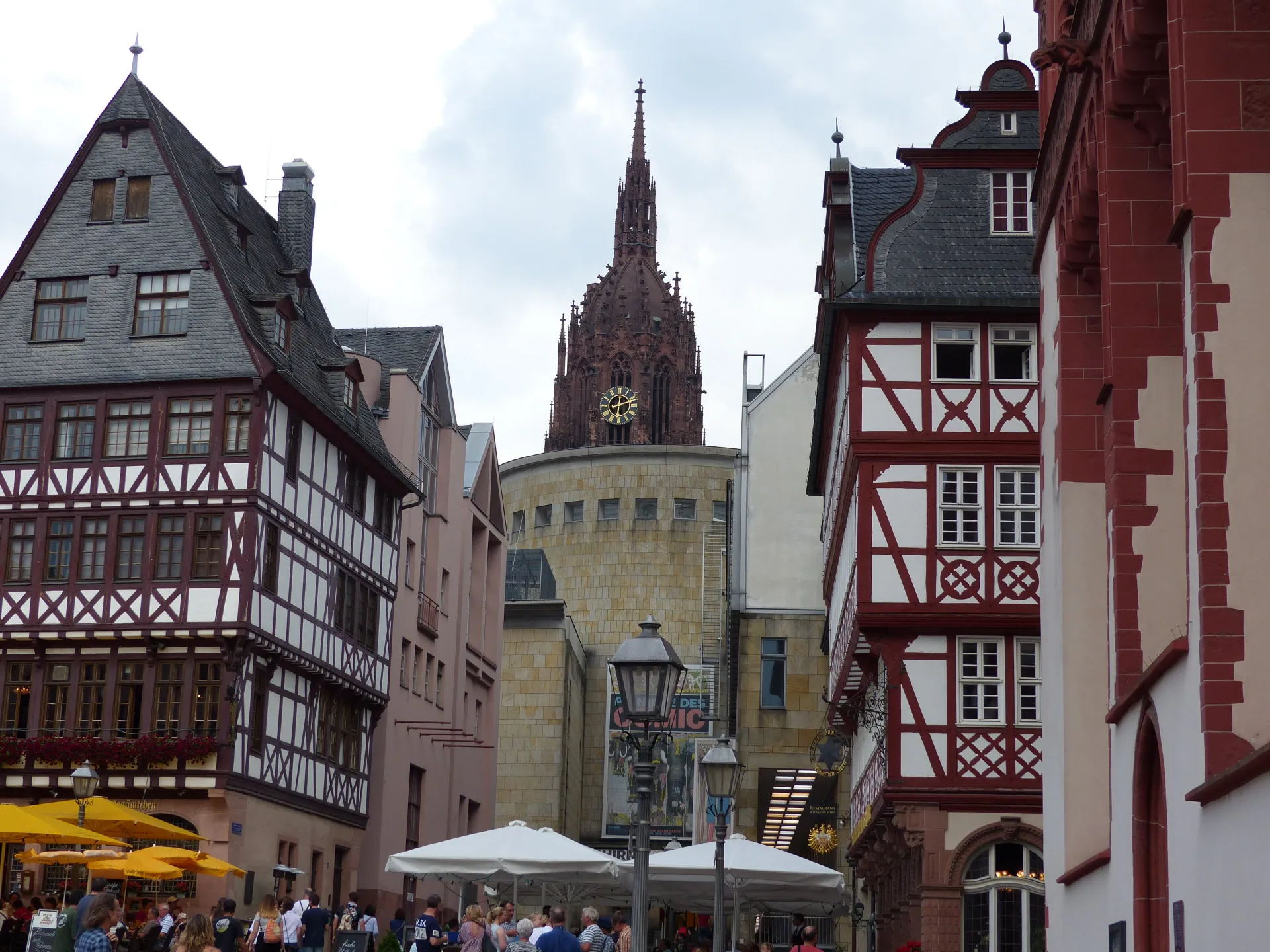 Altstadtgasse mit Blick zum Kaiserdom in der Frankfurter Altstadt