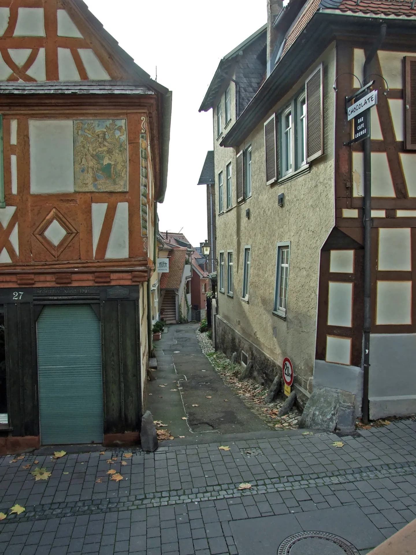 Altstadtgasse mit Fachwerkportal in Kronberg im Taunus