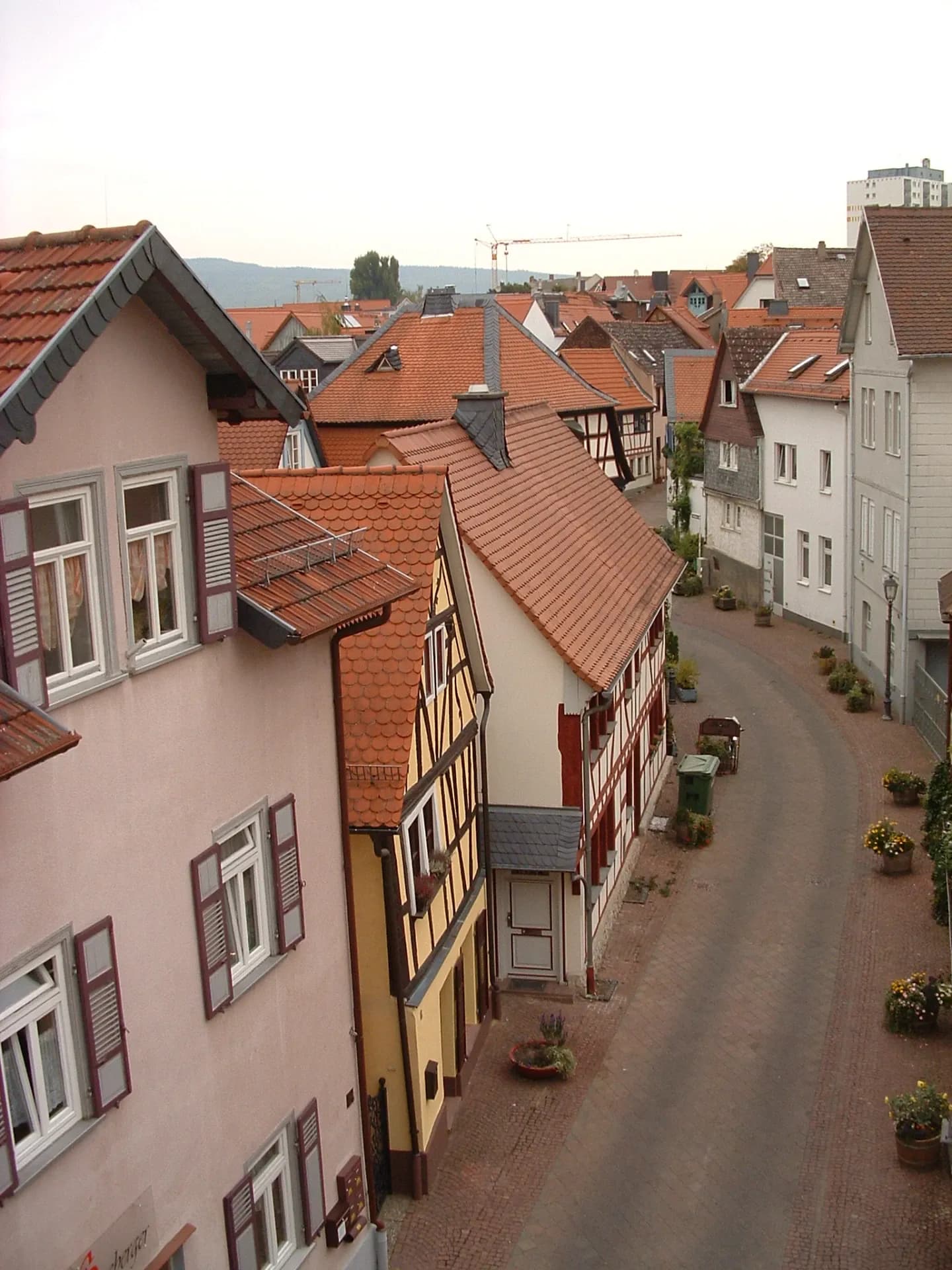 Blick von oben in eine Altstadtgasse in Bad Homburg