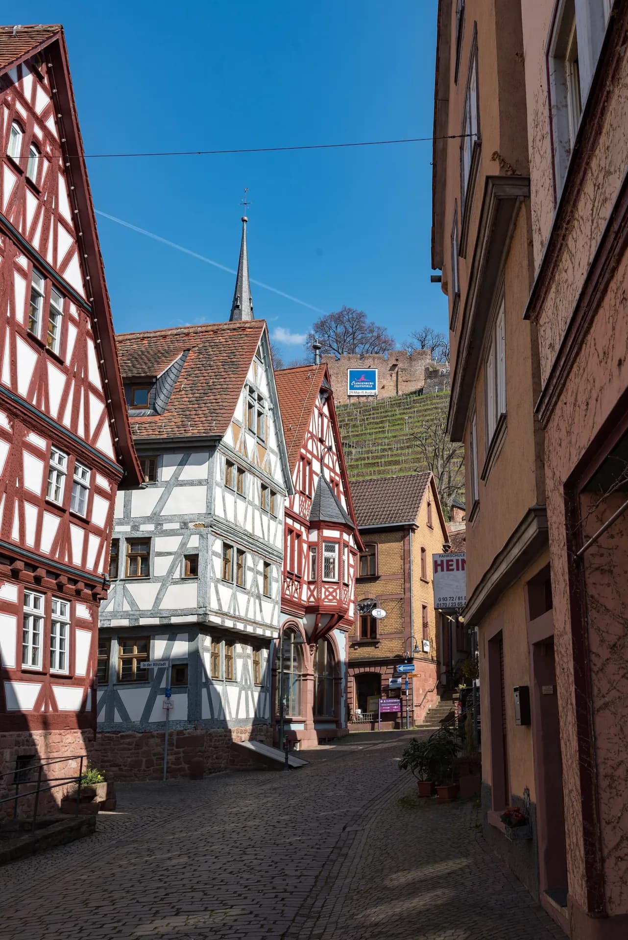Altstadtgasse mit Blick zu Kirchturm und Clingenburg in Klingenberg am Main