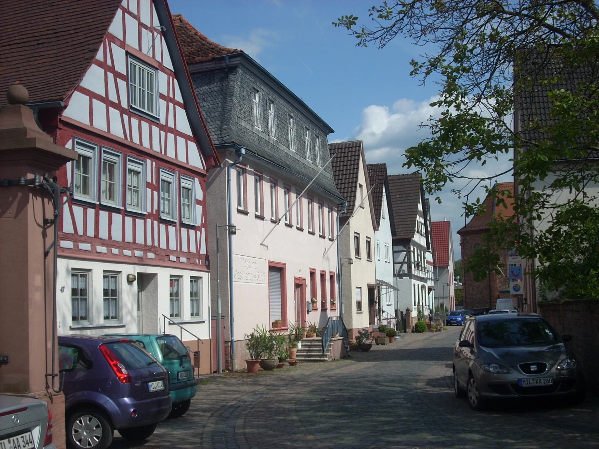 Altstadtgasse mit Fachwerkhäusern in Wörth am Main