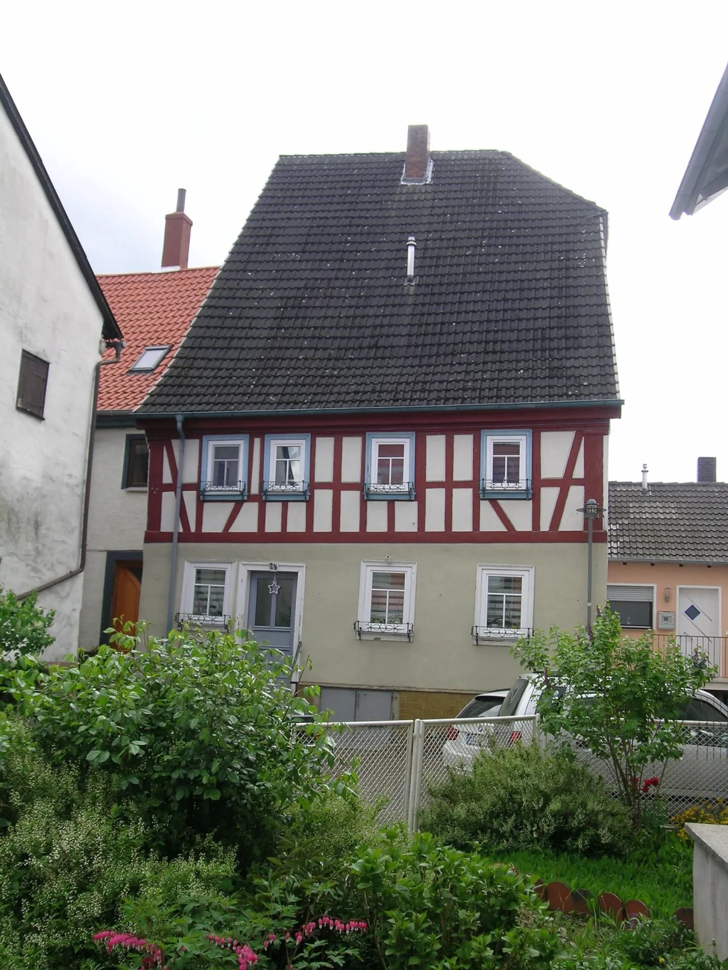 Altstadthaus mit Fachwerkgiebel in Wörth am Main