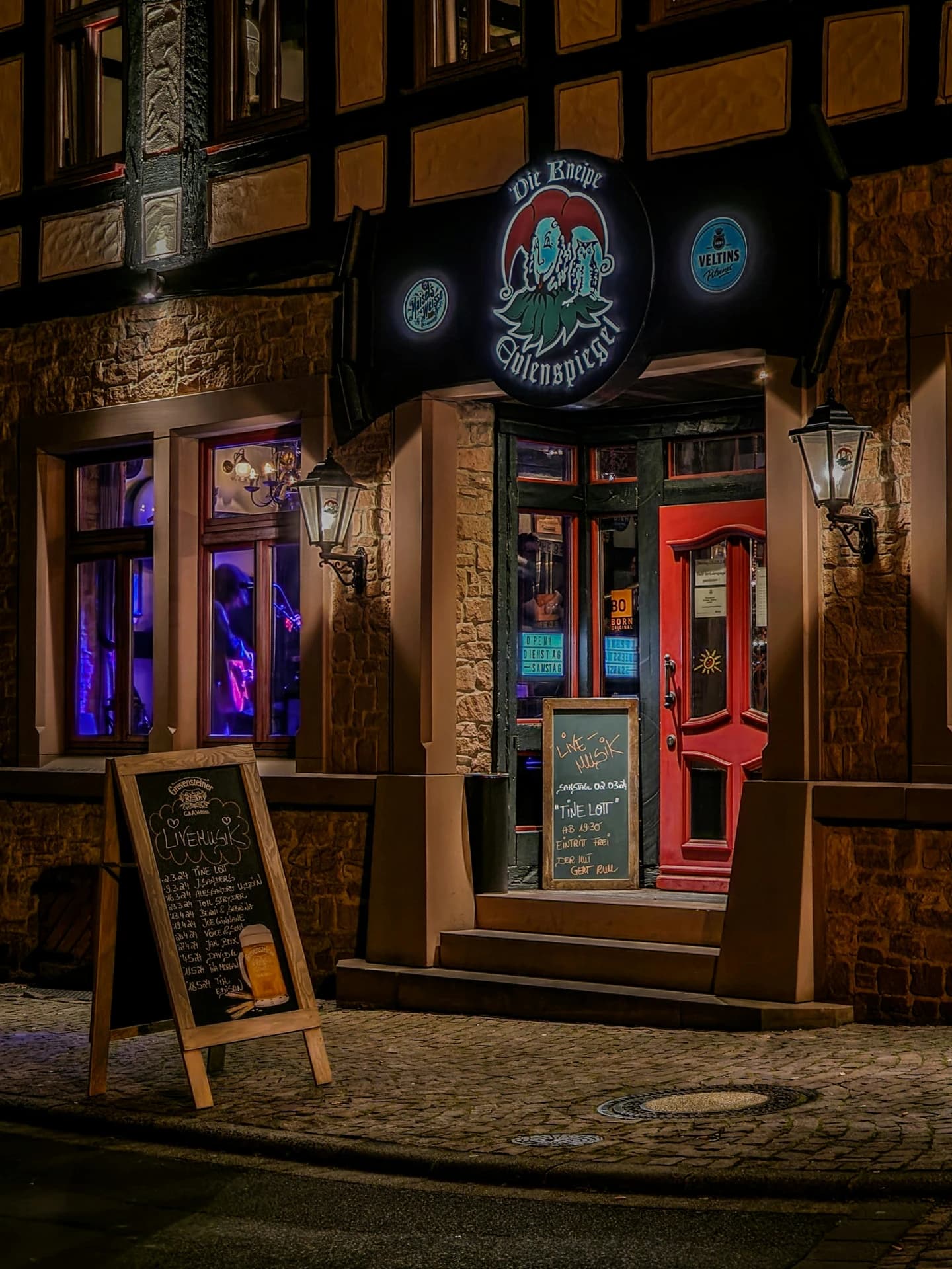 Beleuchtete Altstadtkneipe in einem Fachwerkhaus in Gelnhausen bei Nacht