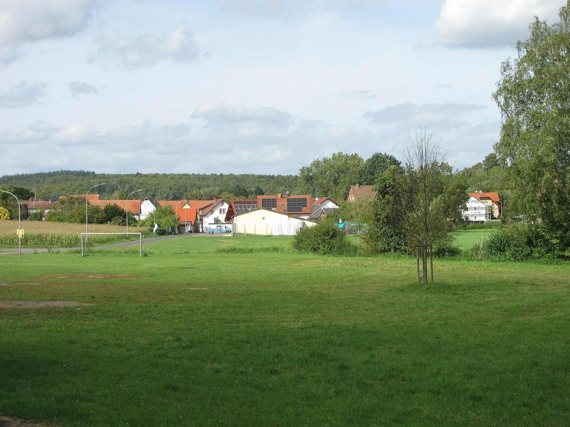 Ortsansicht von Ronneburg-Altwiedermus über der Wiese