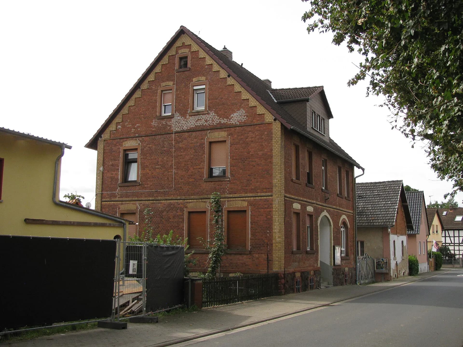 Backsteinhaus in der Ronneburgstraße 15 in Ronneburg-Altwiedermus