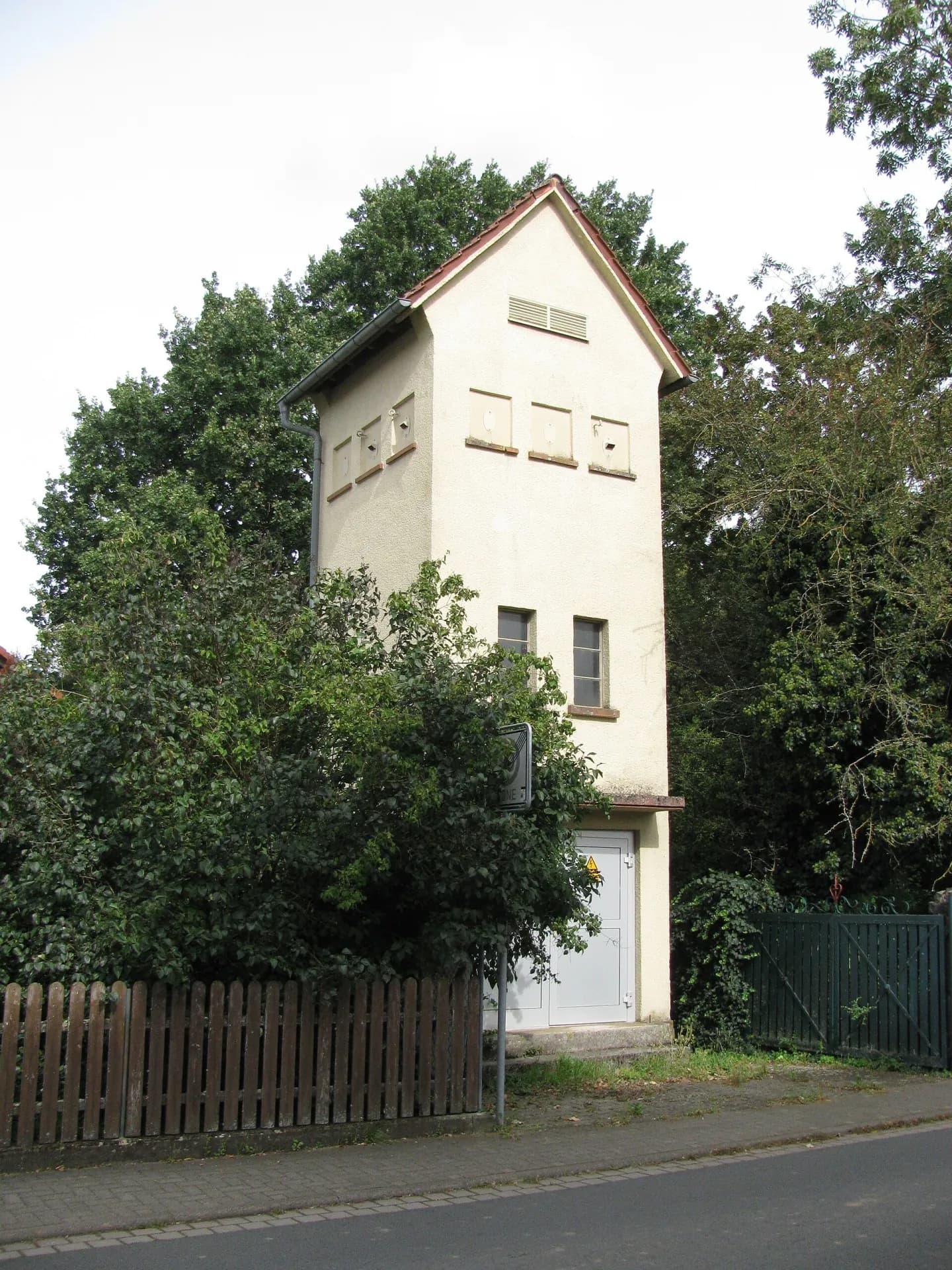 Trafoturm an der Ronneburgstraße in Ronneburg-Altwiedermus