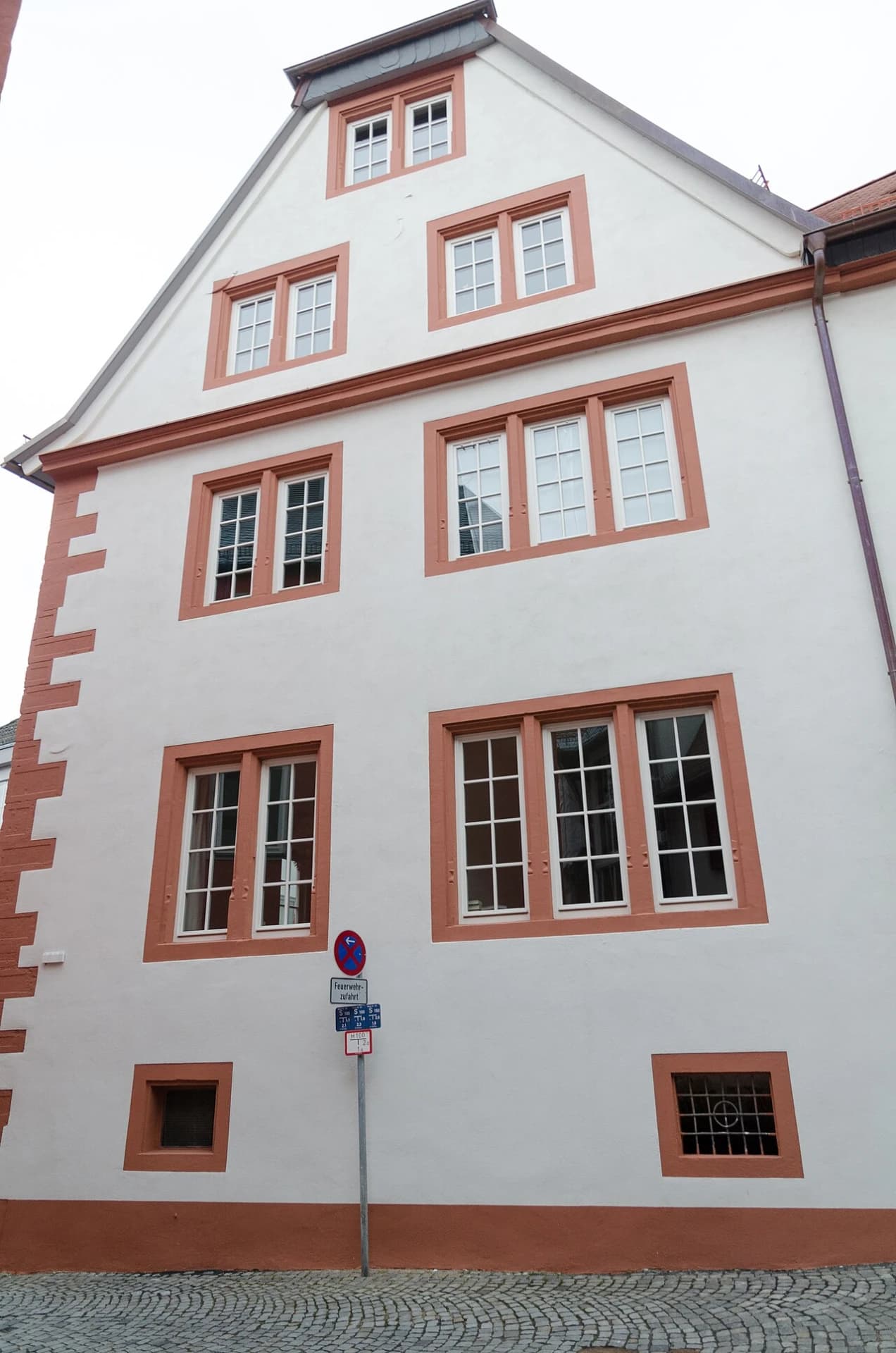 Barockhaus mit Volutengiebel Am Heißen Stein in Aschaffenburg