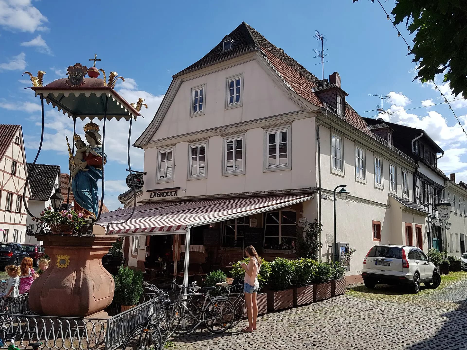 Platz Am Plan mit Madonnenbrunnen in Hochheim am Main