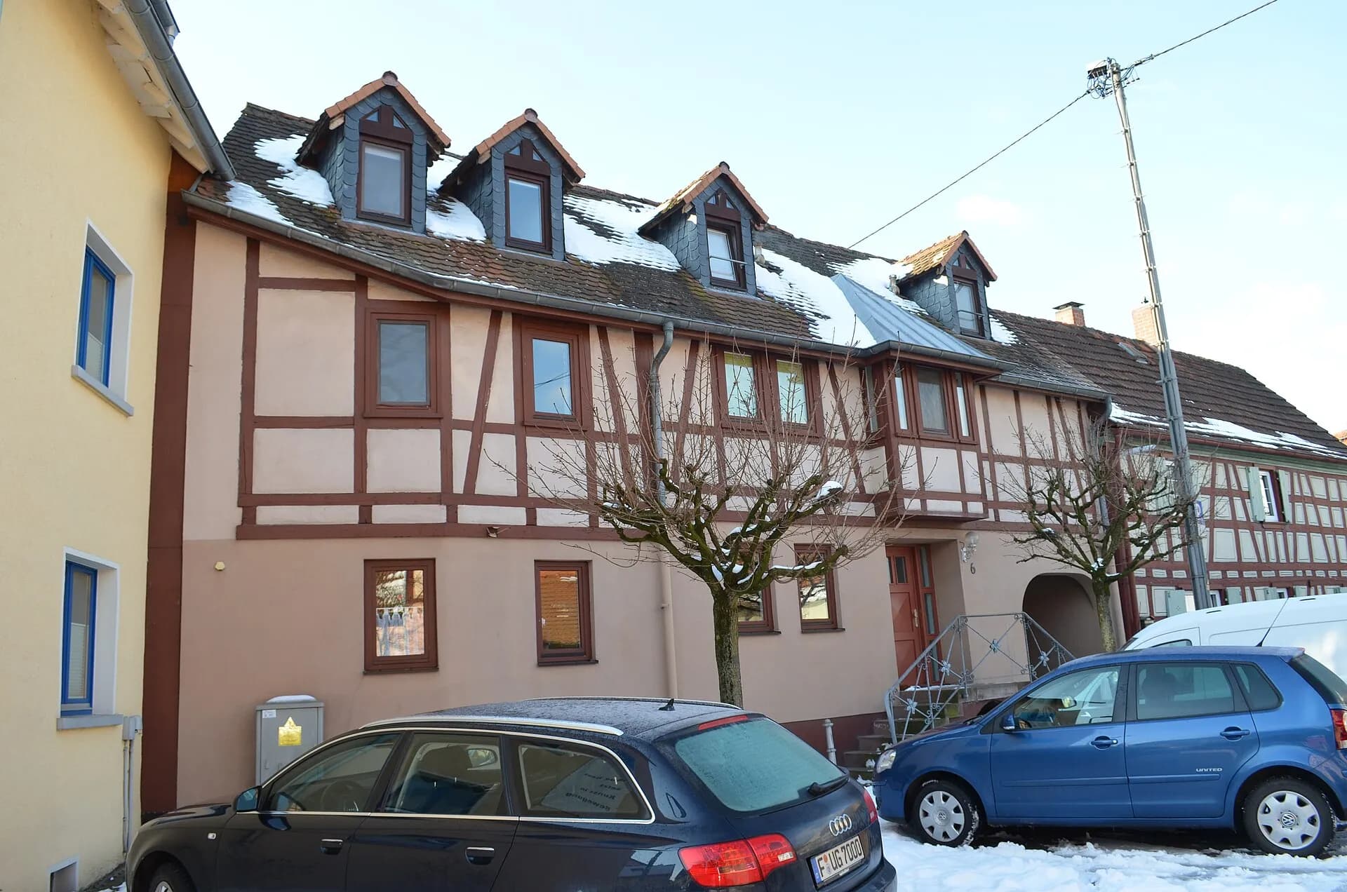 Fachwerkzeile mit Gauben am Urselbach in Frankfurt Niederursel
