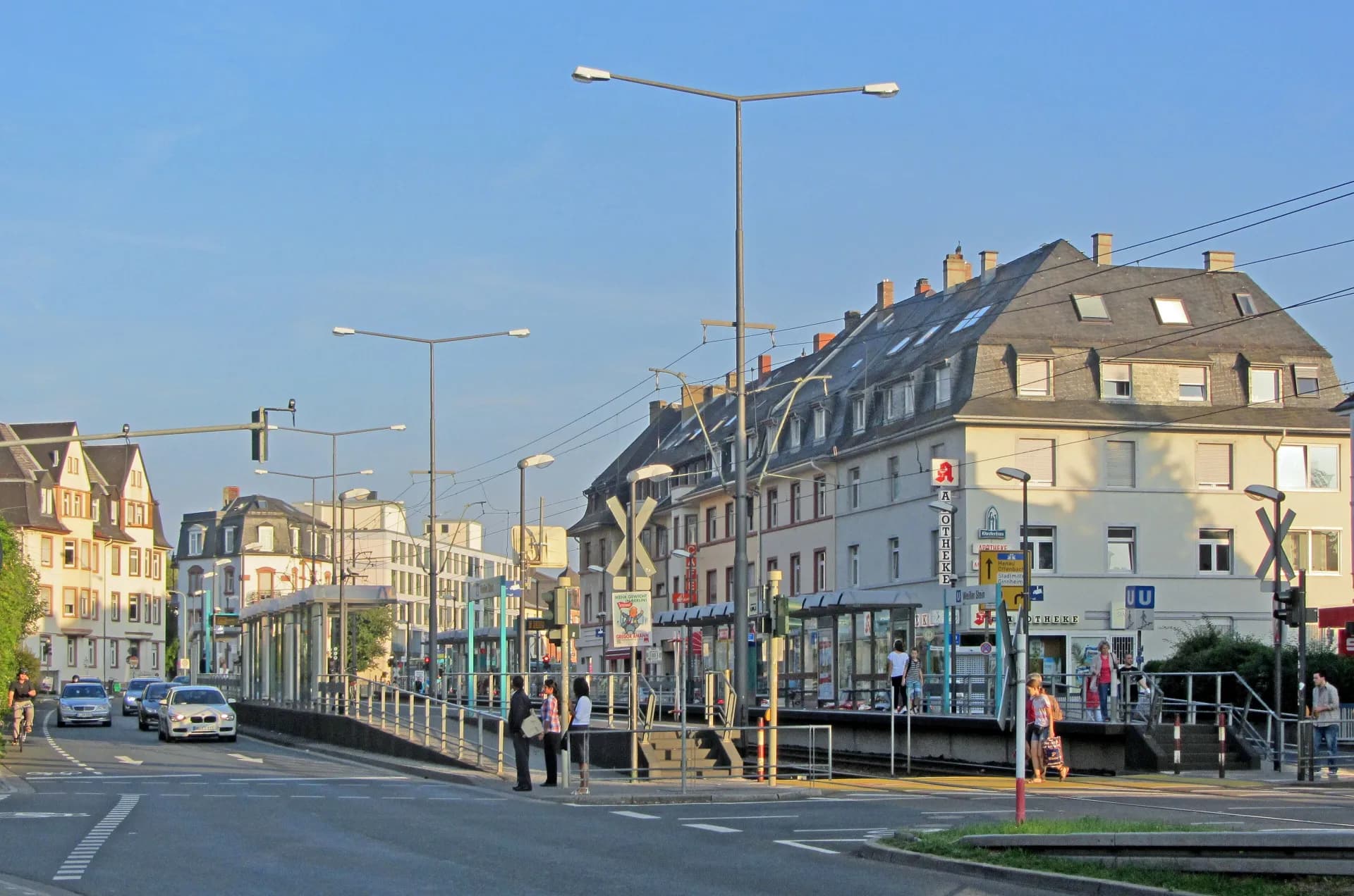 Straßenzug Am Weißen Stein in Frankfurt Eschersheim