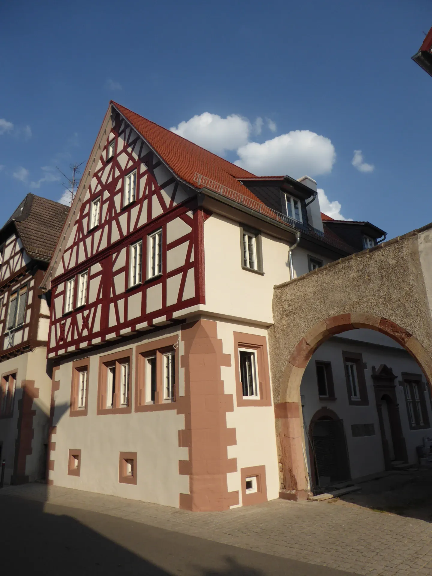 Fachwerkhaus mit Torbogen in der Amtsgasse 30 in Babenhausen