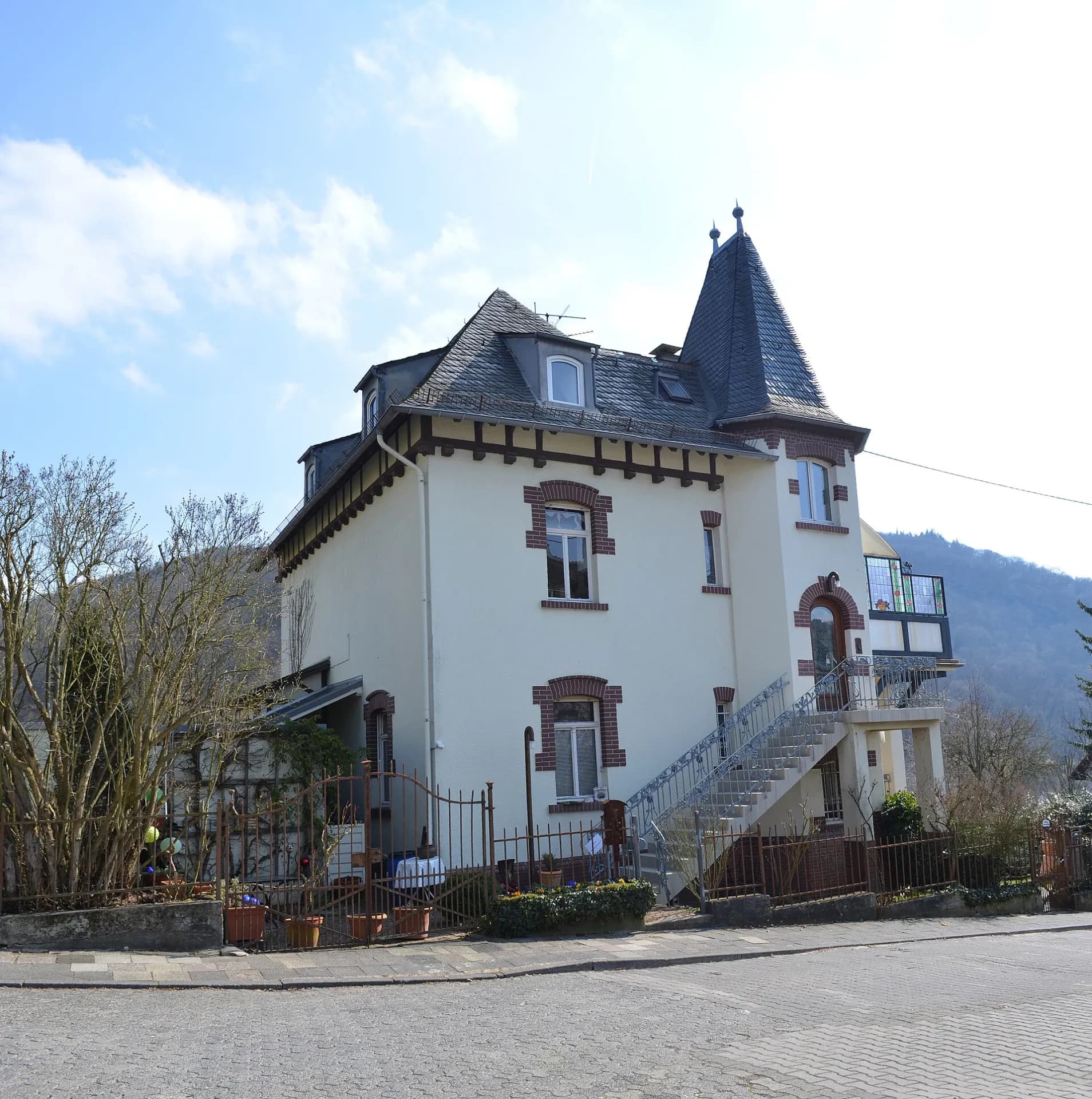 Villa mit Turm in der Straße An der Hohl in Eppstein