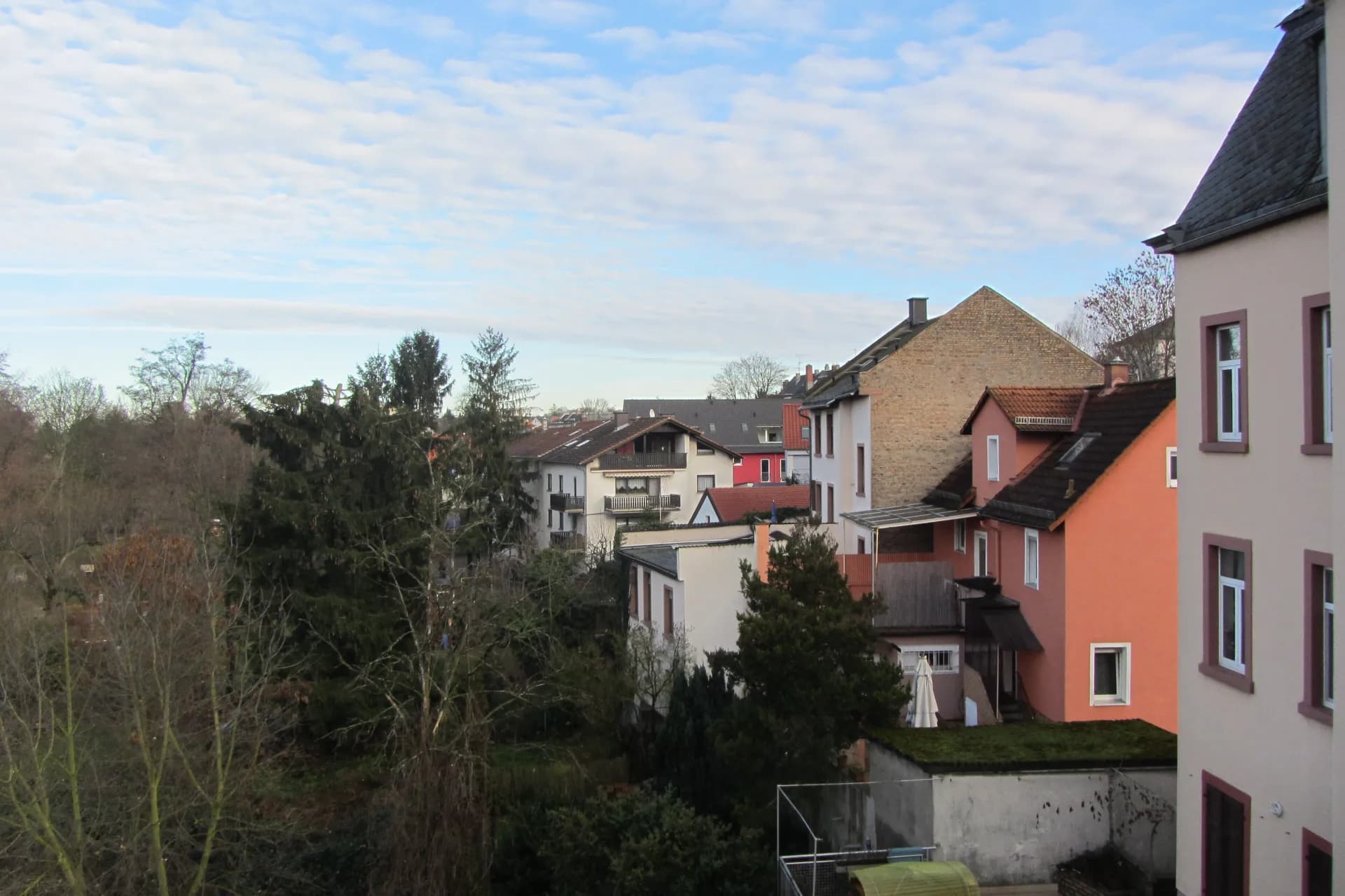 Blick von der Nidda über die Dächer von Frankfurt Eschersheim