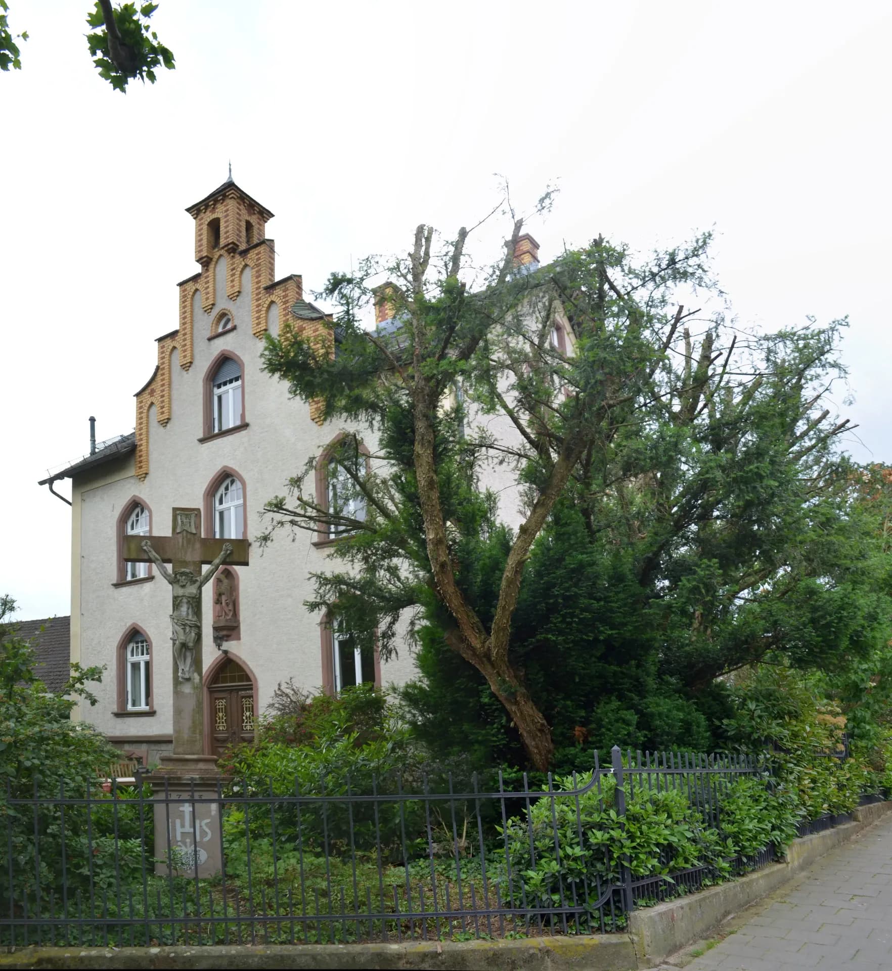 Anwesen mit Glockenturm und Kruzifix in der Gartenstraße 31 in Oberursel-Stierstadt