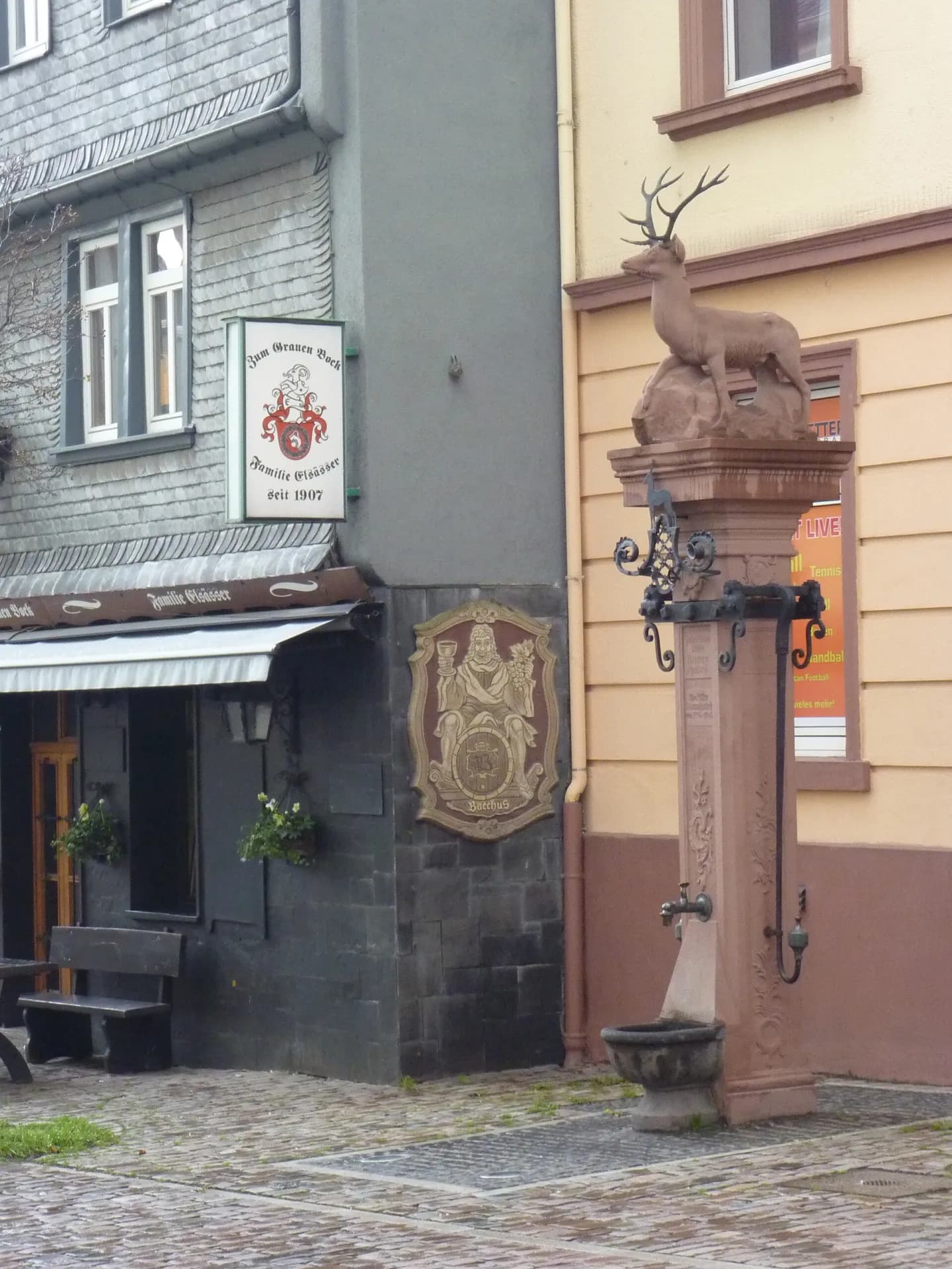 Apfelweinlokal mit Wandbrunnen in Alt-Sachsenhausen