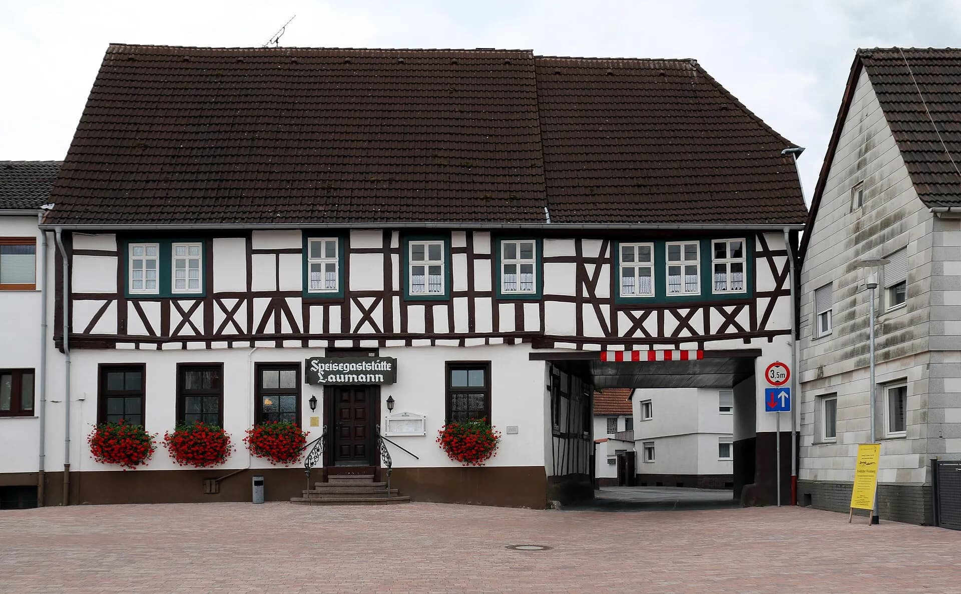 Arheilger Pforte in der Bahnhofstraße in Messel