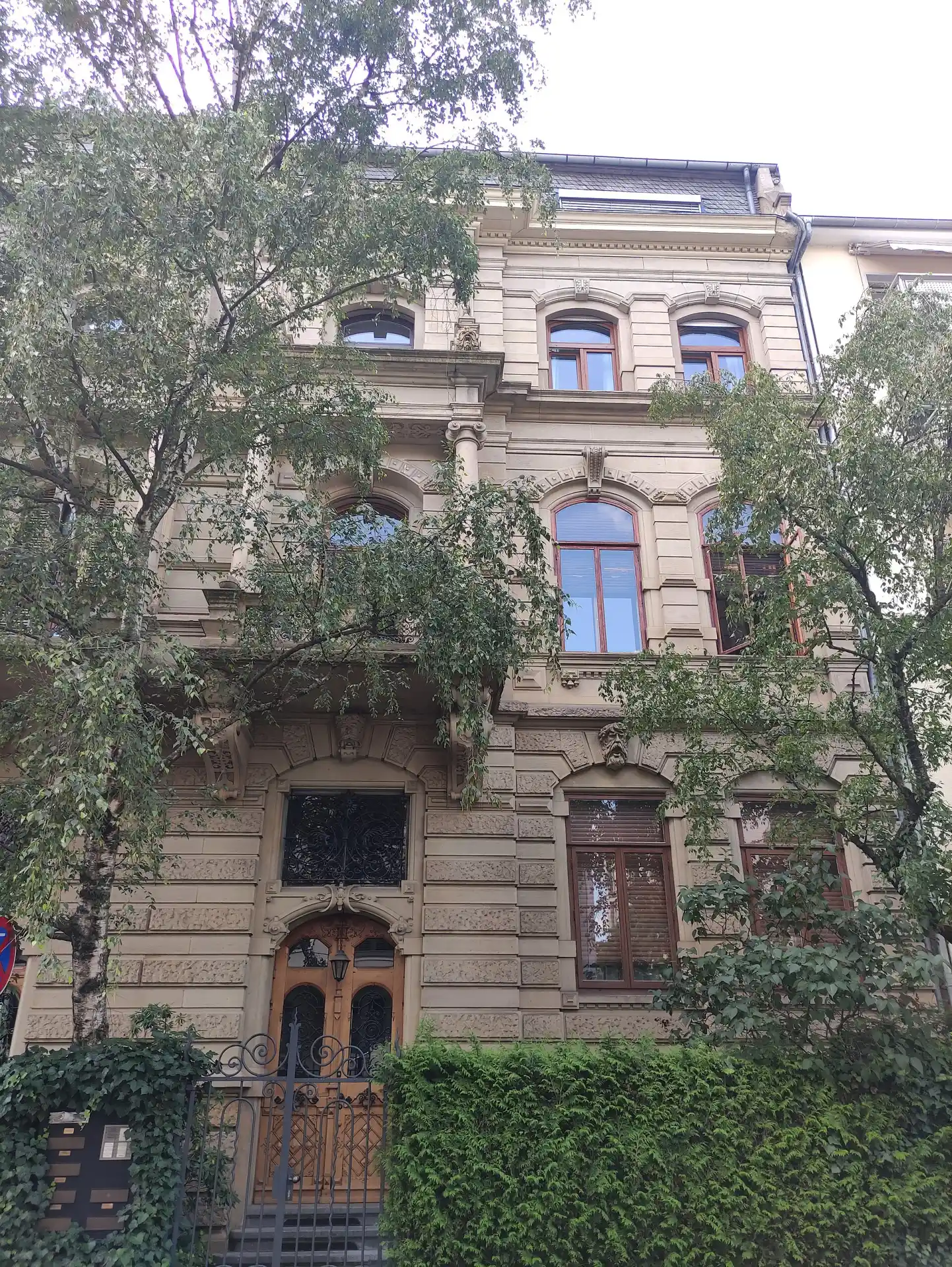 Wohnhaus mit Sandsteinfassade in der Arndtstraße im Frankfurter Westend
