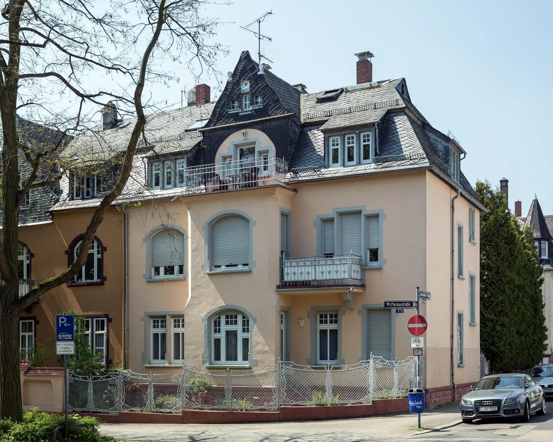 Eckhaus mit Ziergiebel an der Arnsteiner Straße im Frankfurter Nordend