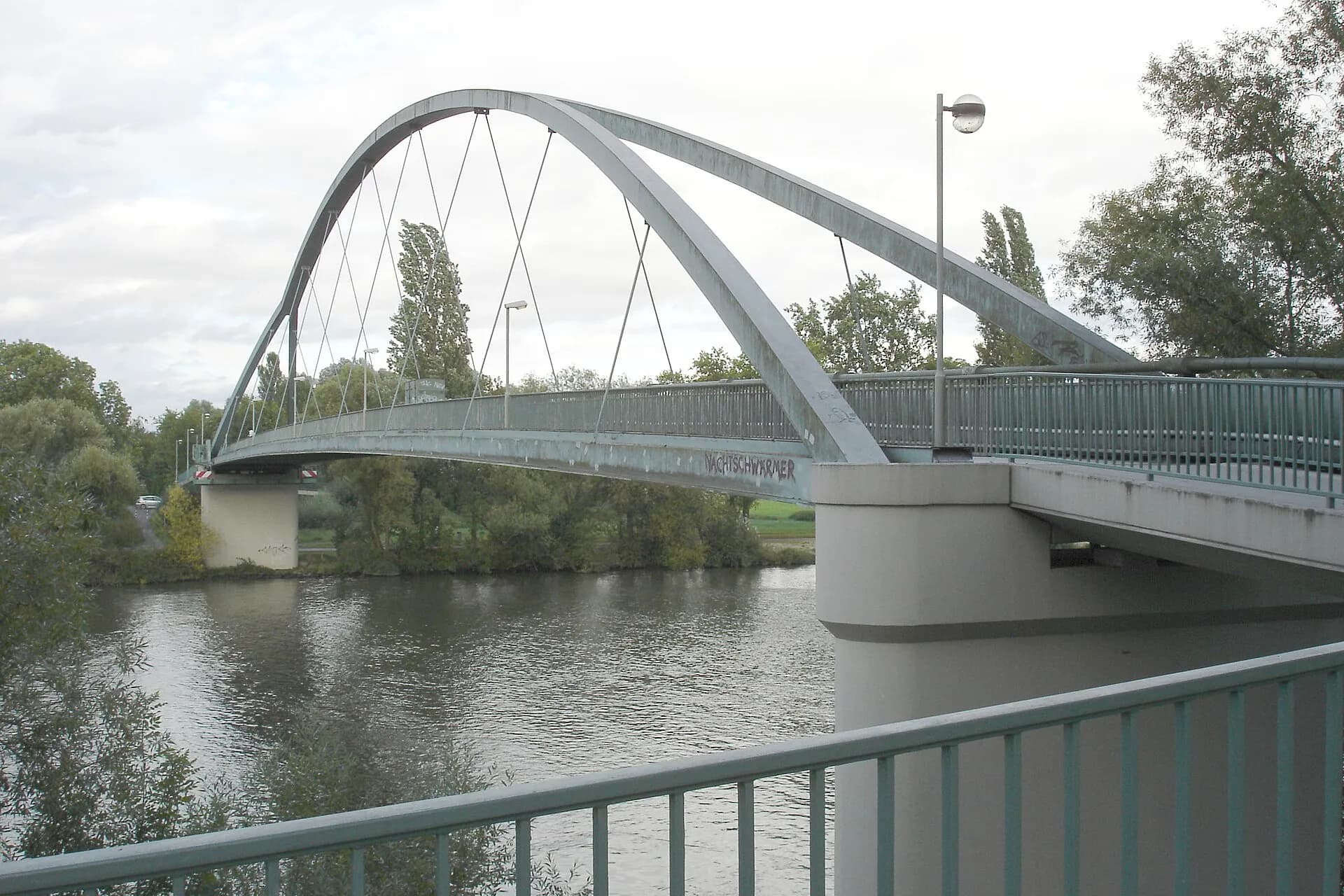 Bogen des Arthur-von-Weinberg-Stegs in Frankfurt Fechenheim