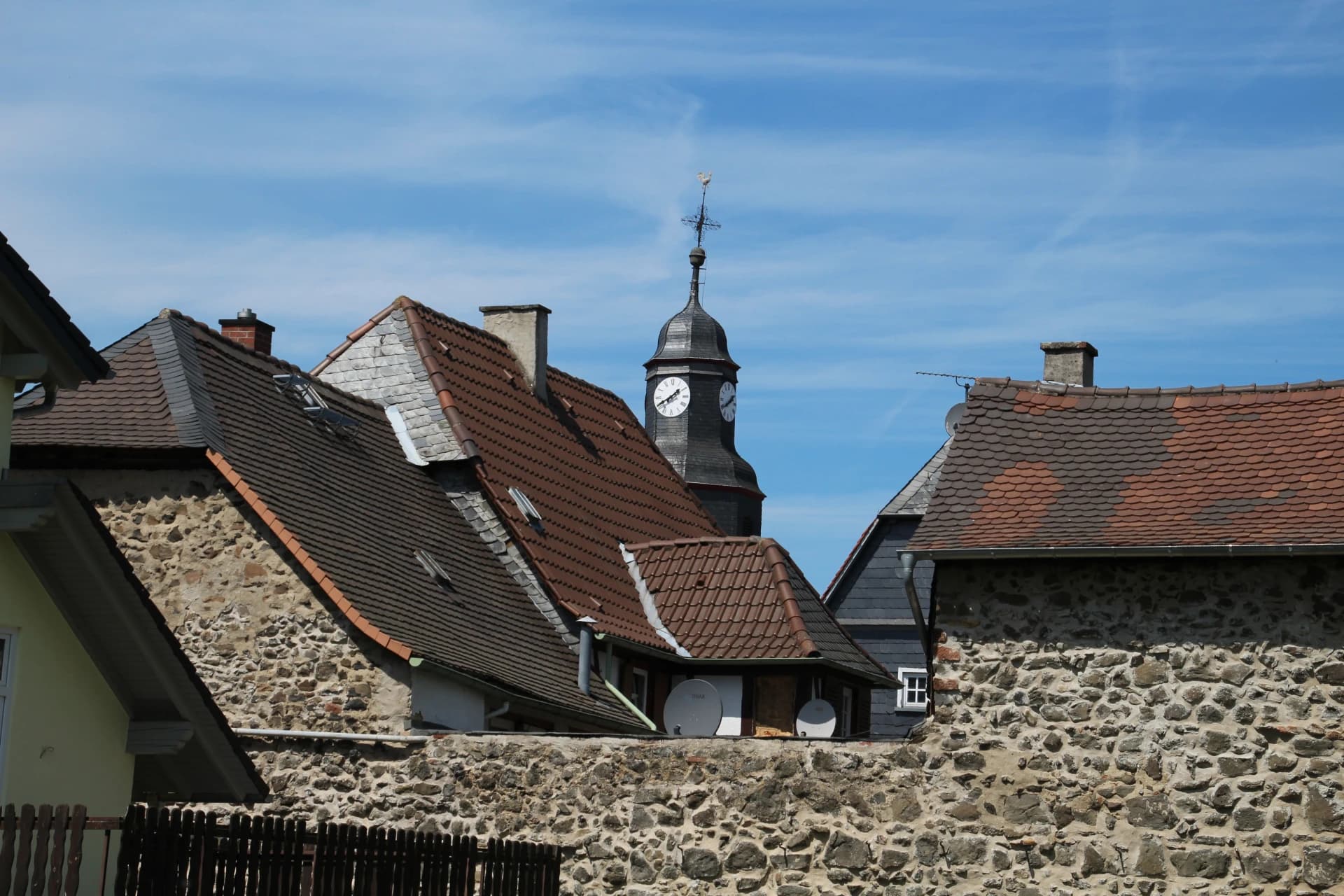 Altstadtdächer und Kirchturm im Ortsteil Assenheim in Niddatal