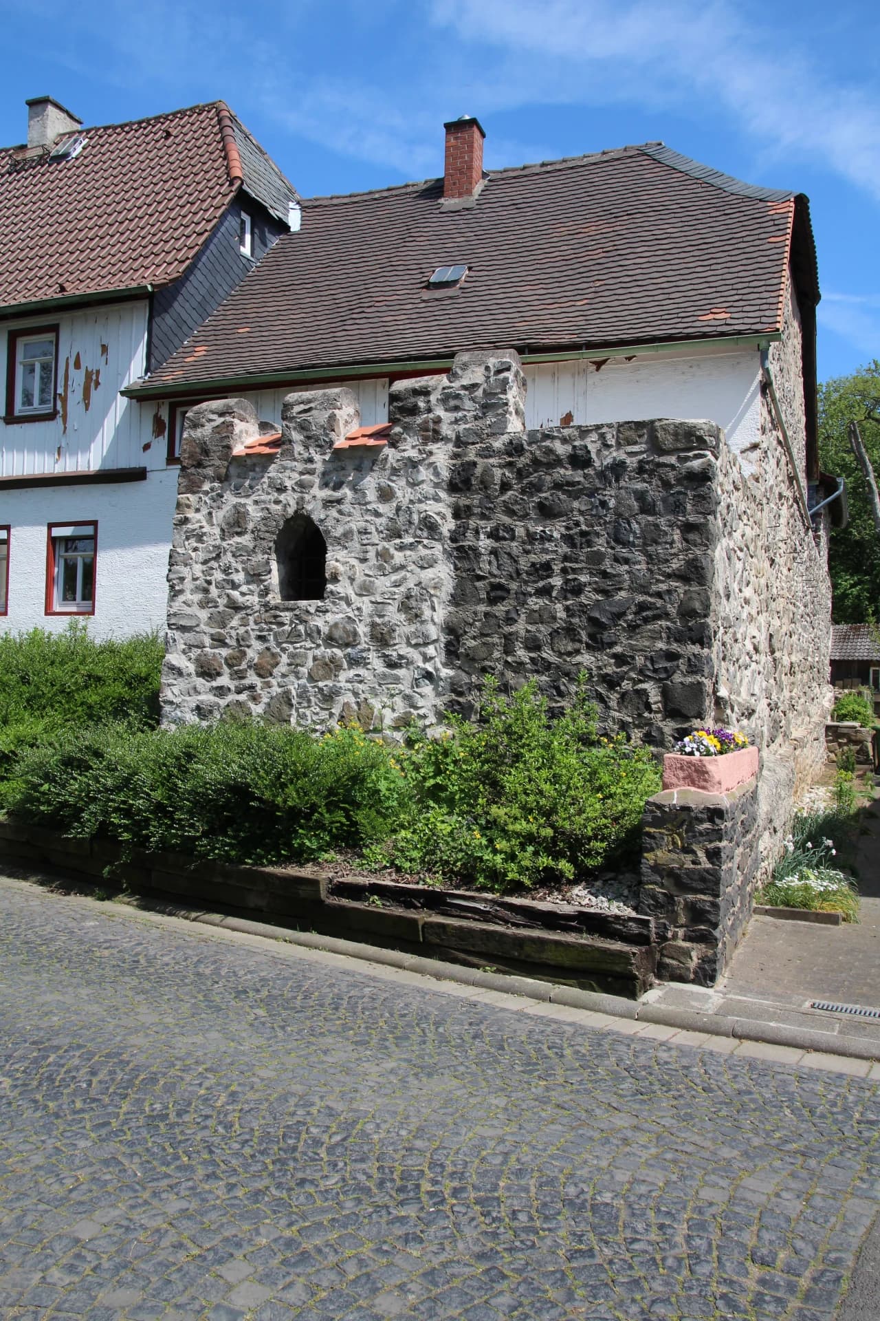 Turmrest der Stadtmauer an der Mühlenstraße im Ortsteil Assenheim in Niddatal