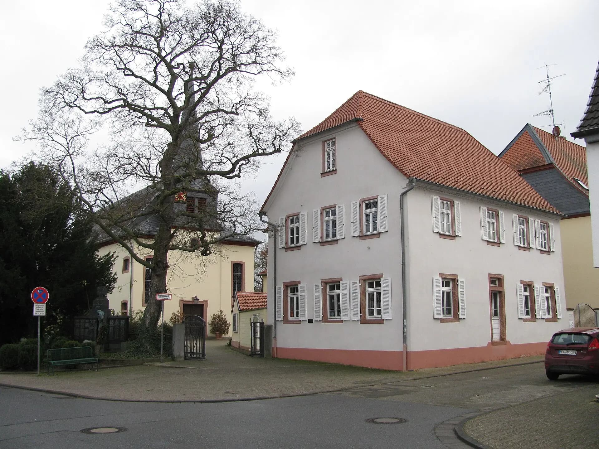 Straßenzeile an der Pfarrkirche in Trebur-Astheim