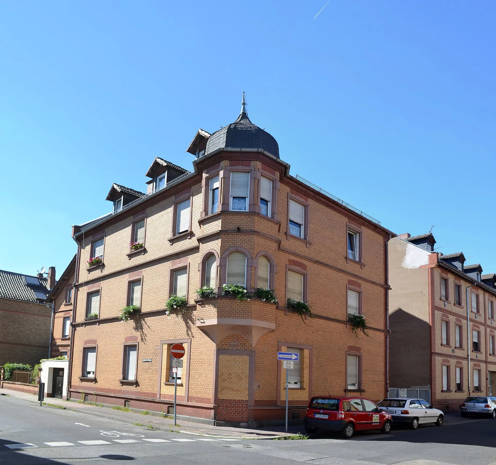 Eckhaus mit Türmchen an der Straße Auf der Beun in Frankfurt Griesheim