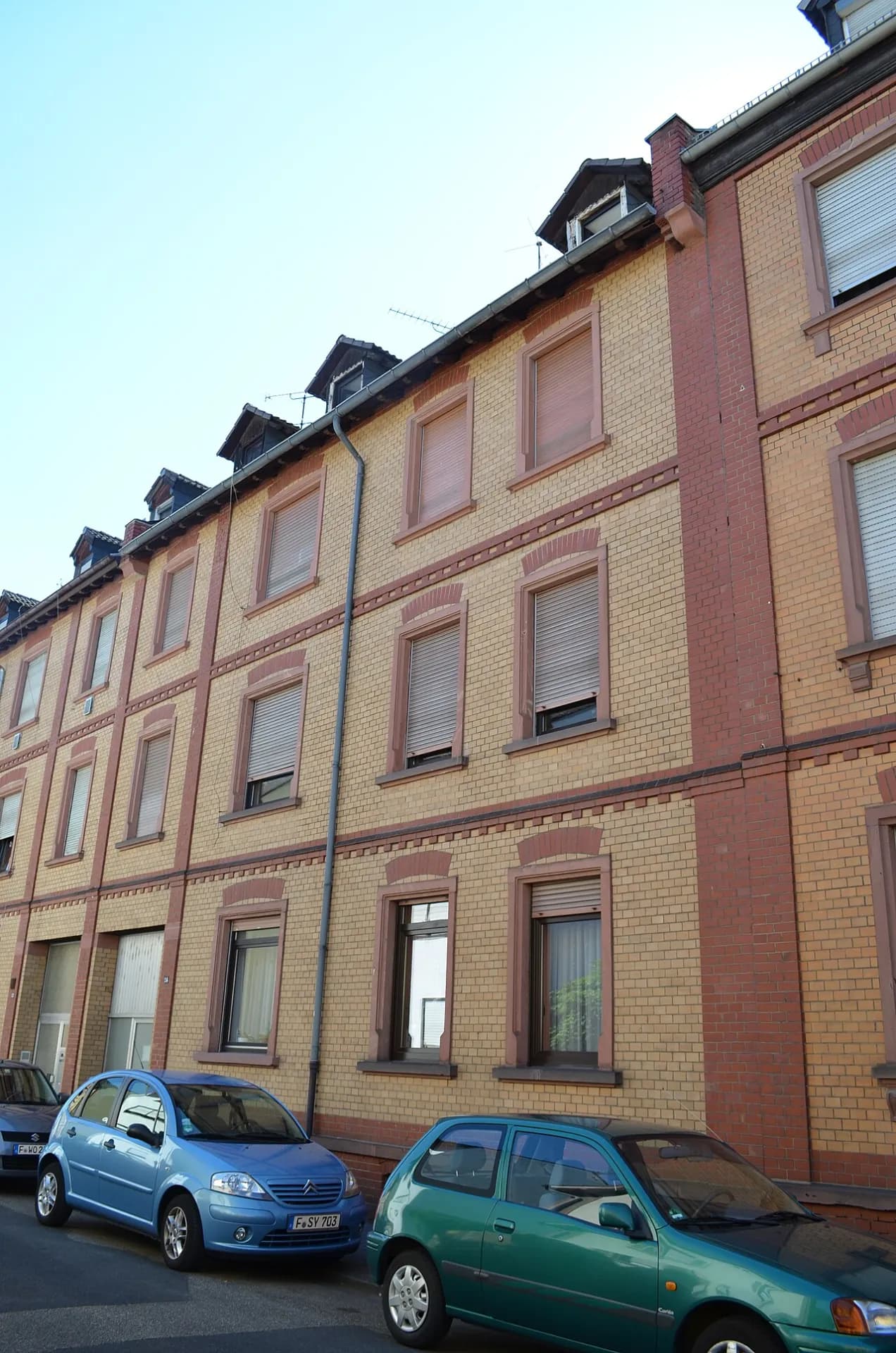 Hauszeile an der Straße Auf der Beun in Frankfurt Griesheim