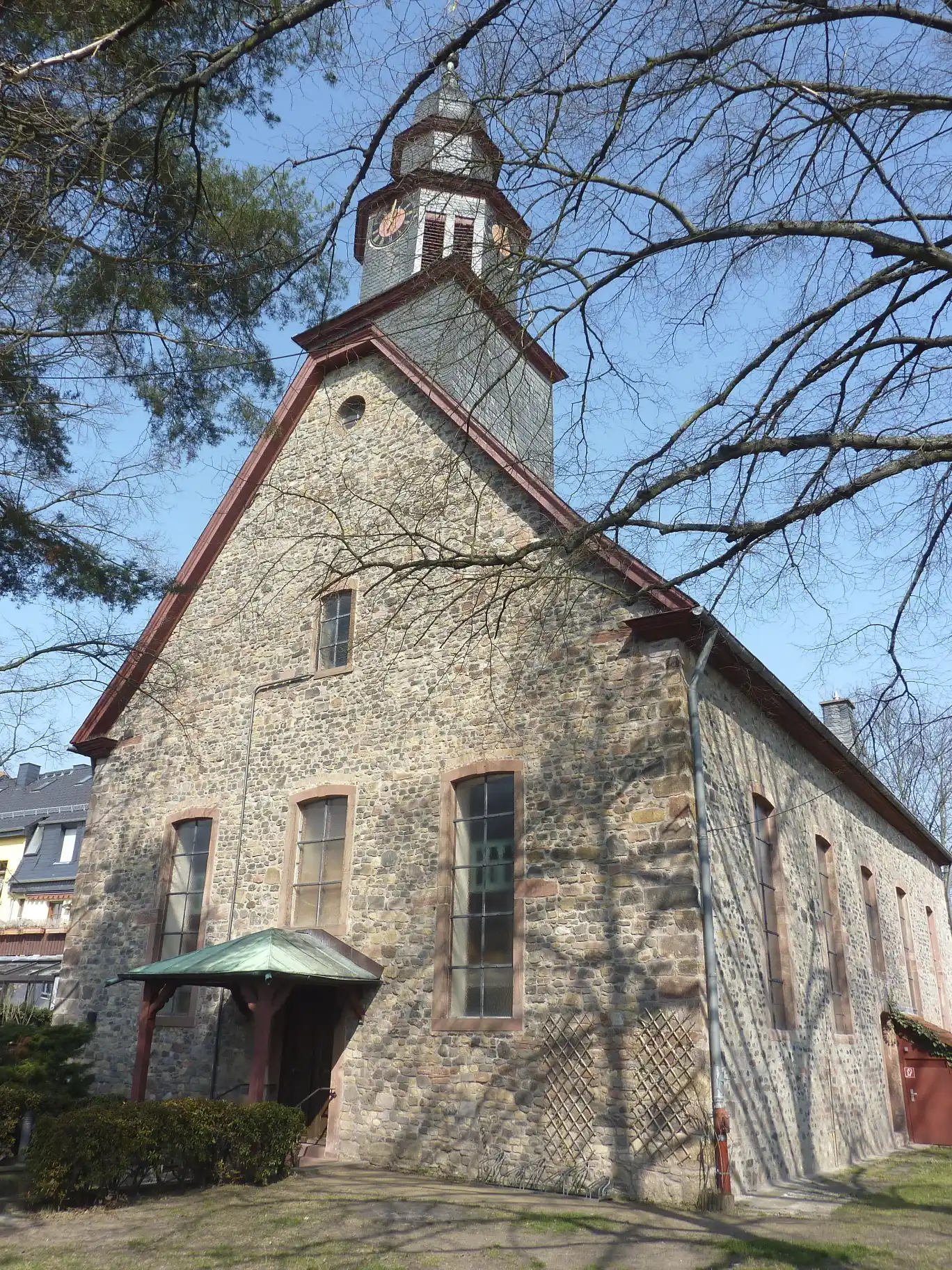 Südansicht der Auferstehungskirche in Frankfurt Praunheim