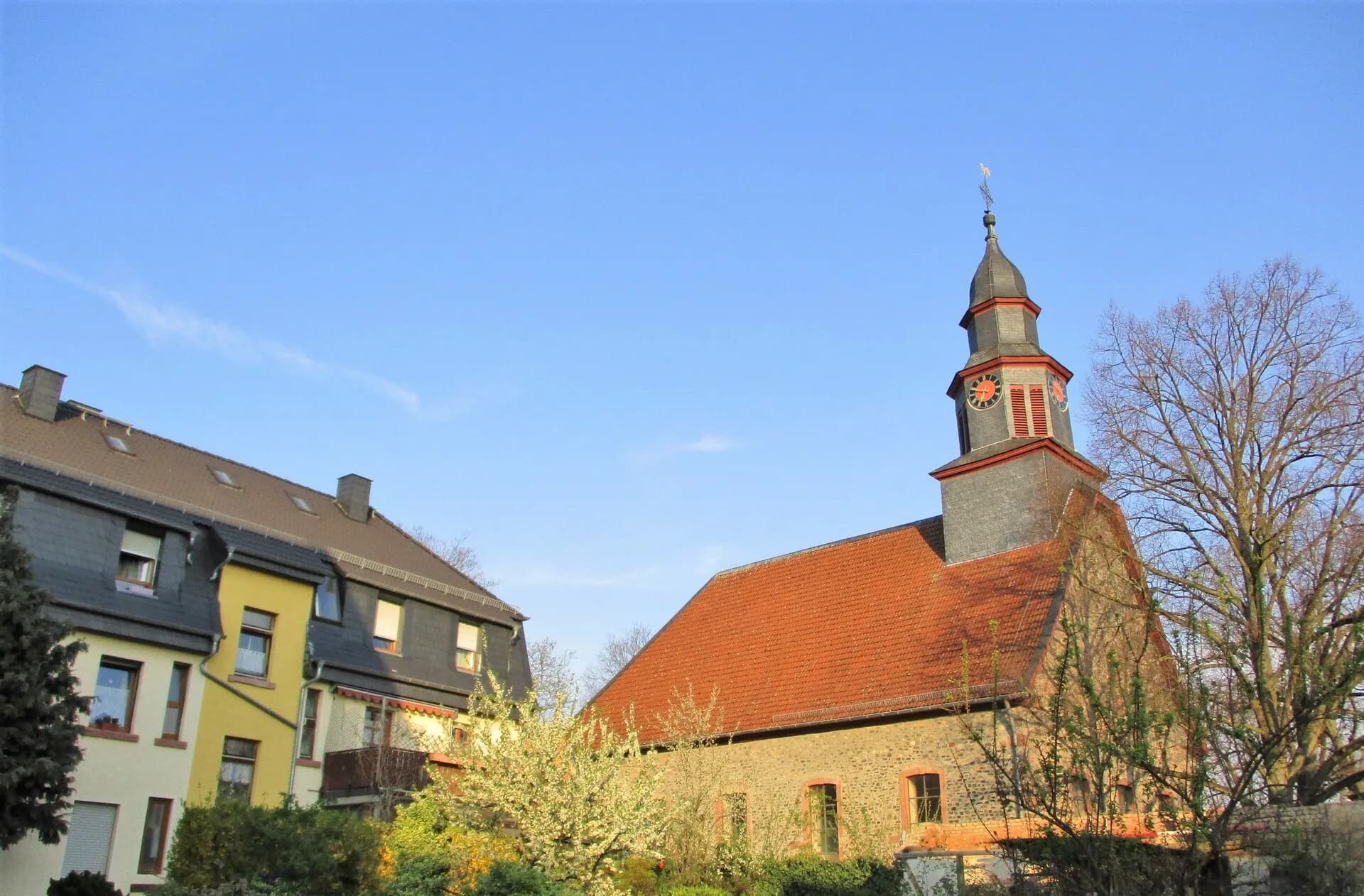 Auferstehungskirche über den Dächern von Frankfurt Praunheim