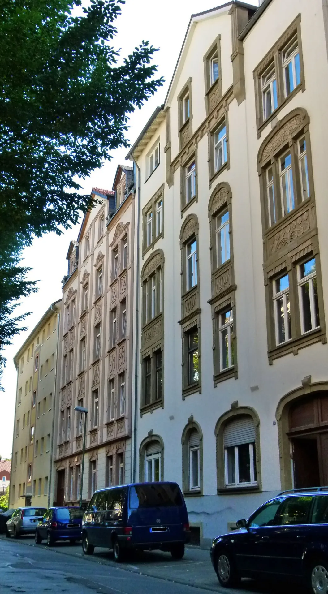 Straßenzeile an der August-Hecht-Straße in Offenbach-Westend