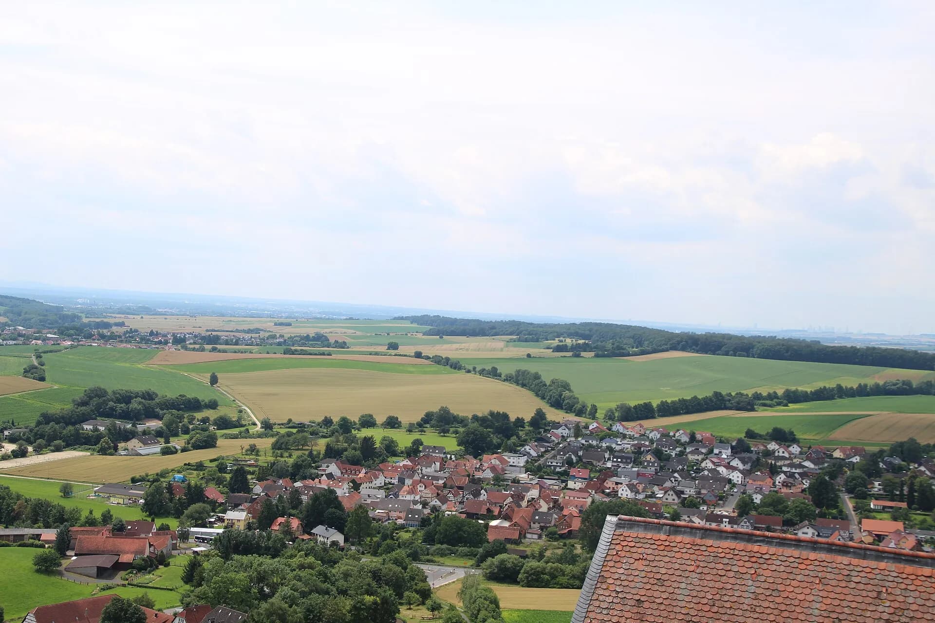 Aussicht vom Burgturm auf das Dorf unterhalb der Burg